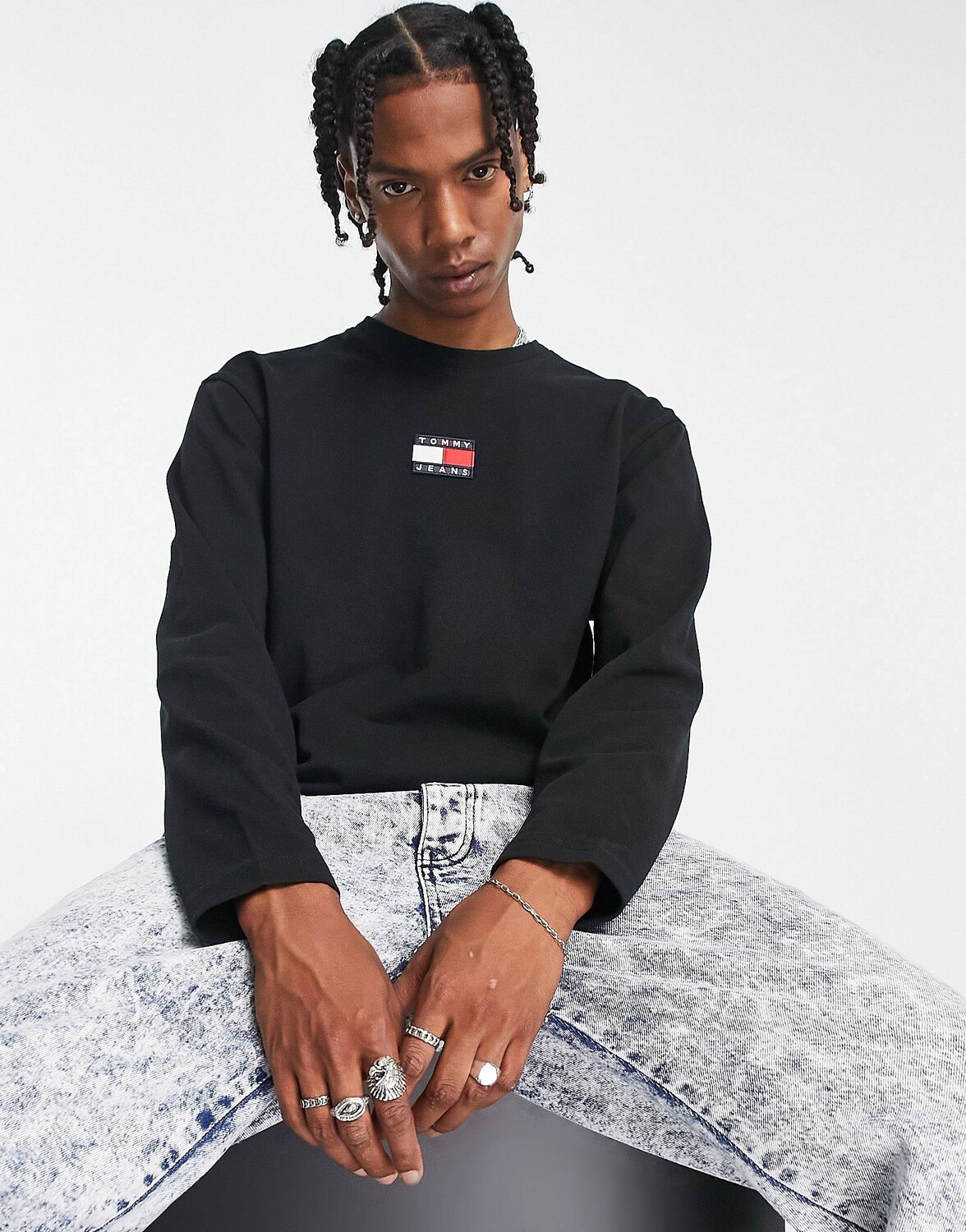 

Черная футболка с длинными рукавами и логотипом Tommy Jeans