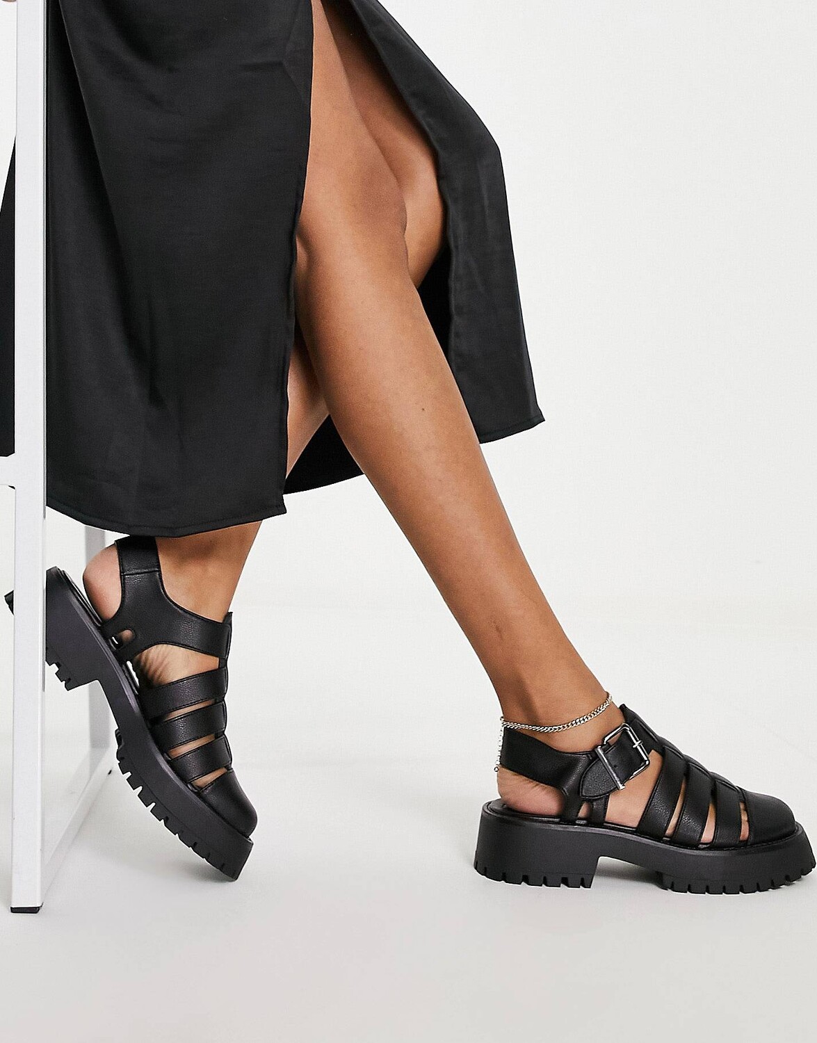 

Черные массивные туфли на плоской подошве в рыбацком стиле ASOS DESIGN Mission