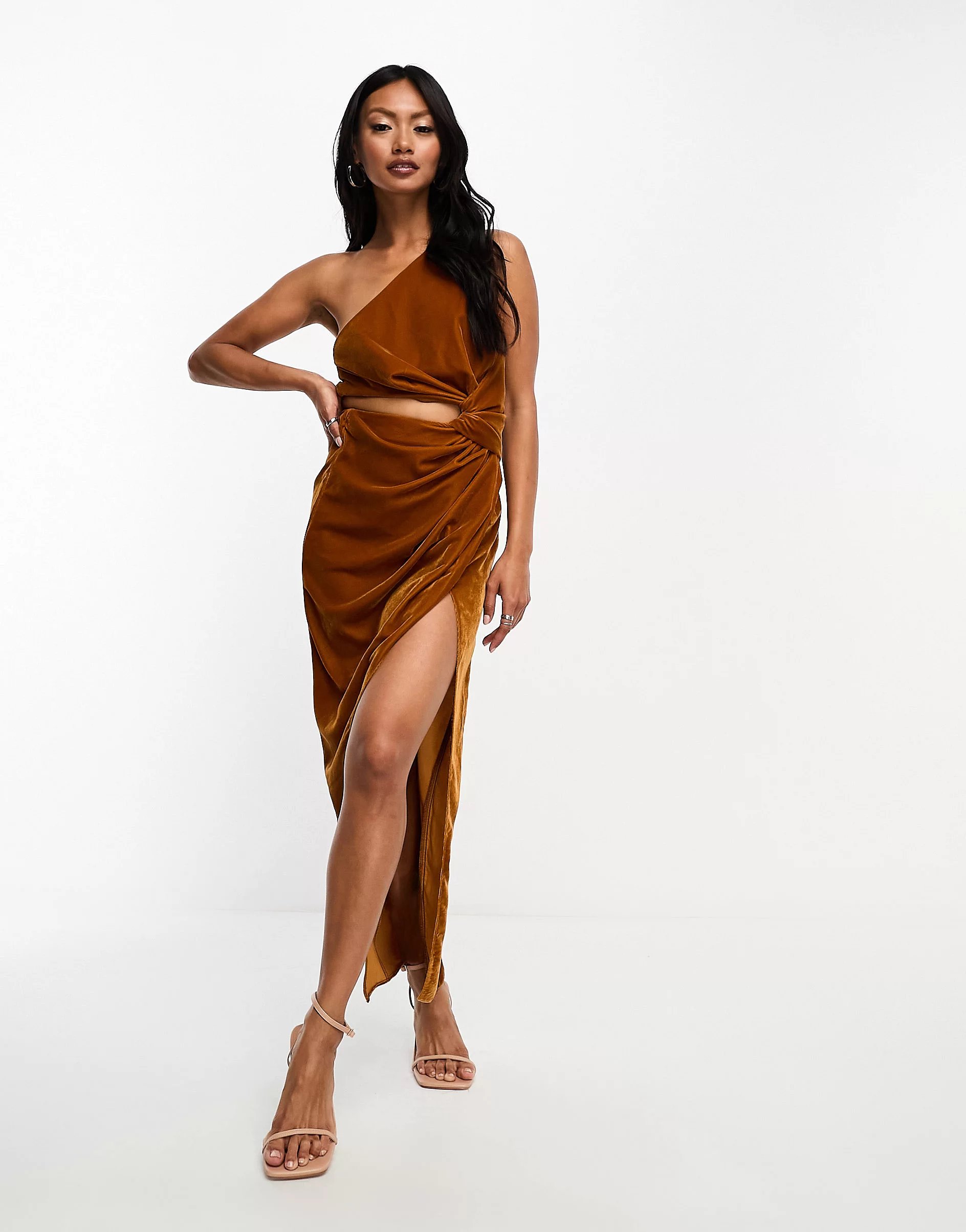 Платье макси Asos Design Velvet Knot Detail With Cut Out Detail, светло-коричневый