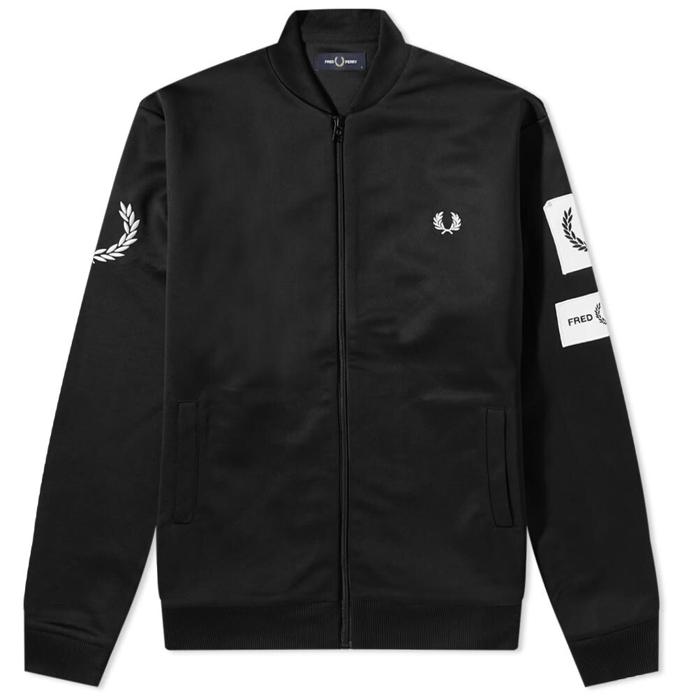 

красный - спортивная куртка Perry Badged Fred Perry Authentic