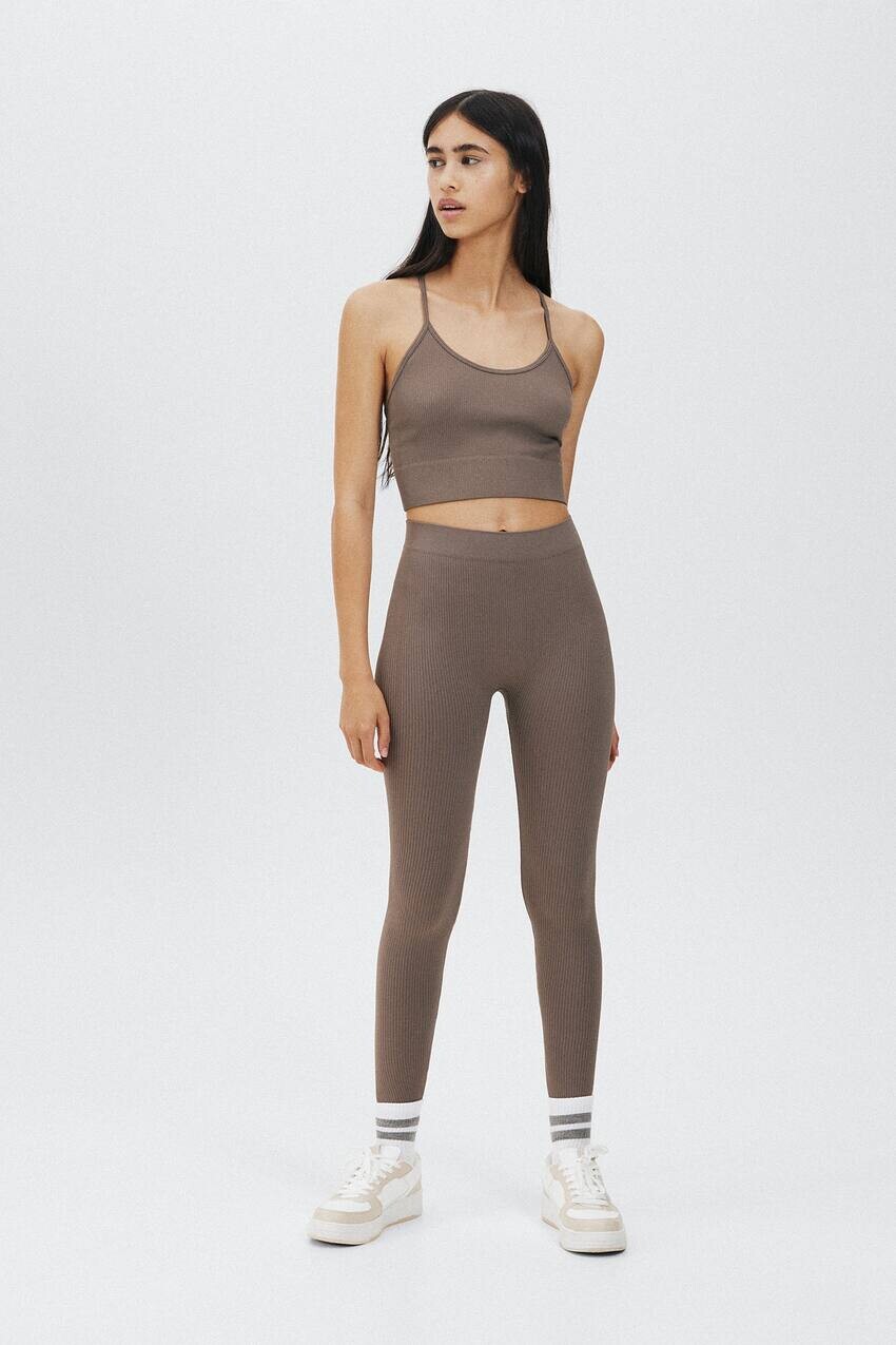

Бесшовный комплект из топа и леггинсов Pull&Bear, коричневый