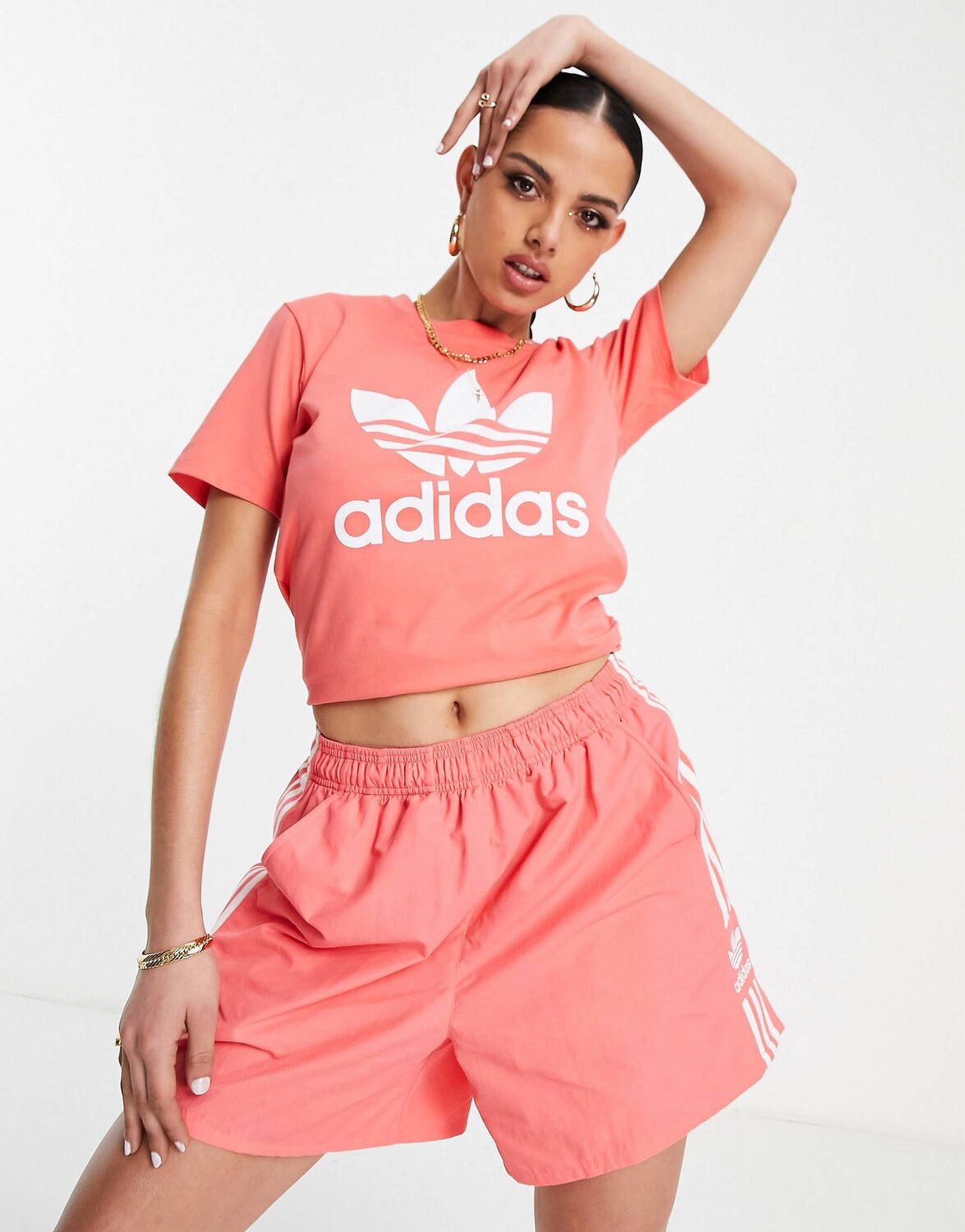 

Красная футболка с крупным логотипом adidas Originals adicolour