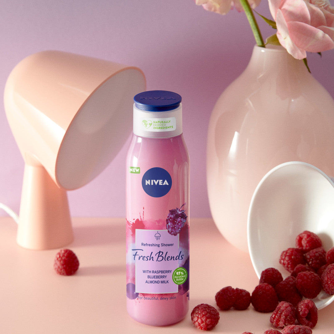 Nivea Освежающий гель для душа Fresh Blends Refreshing Shower Малина,  черника и миндальное молоко 300мл