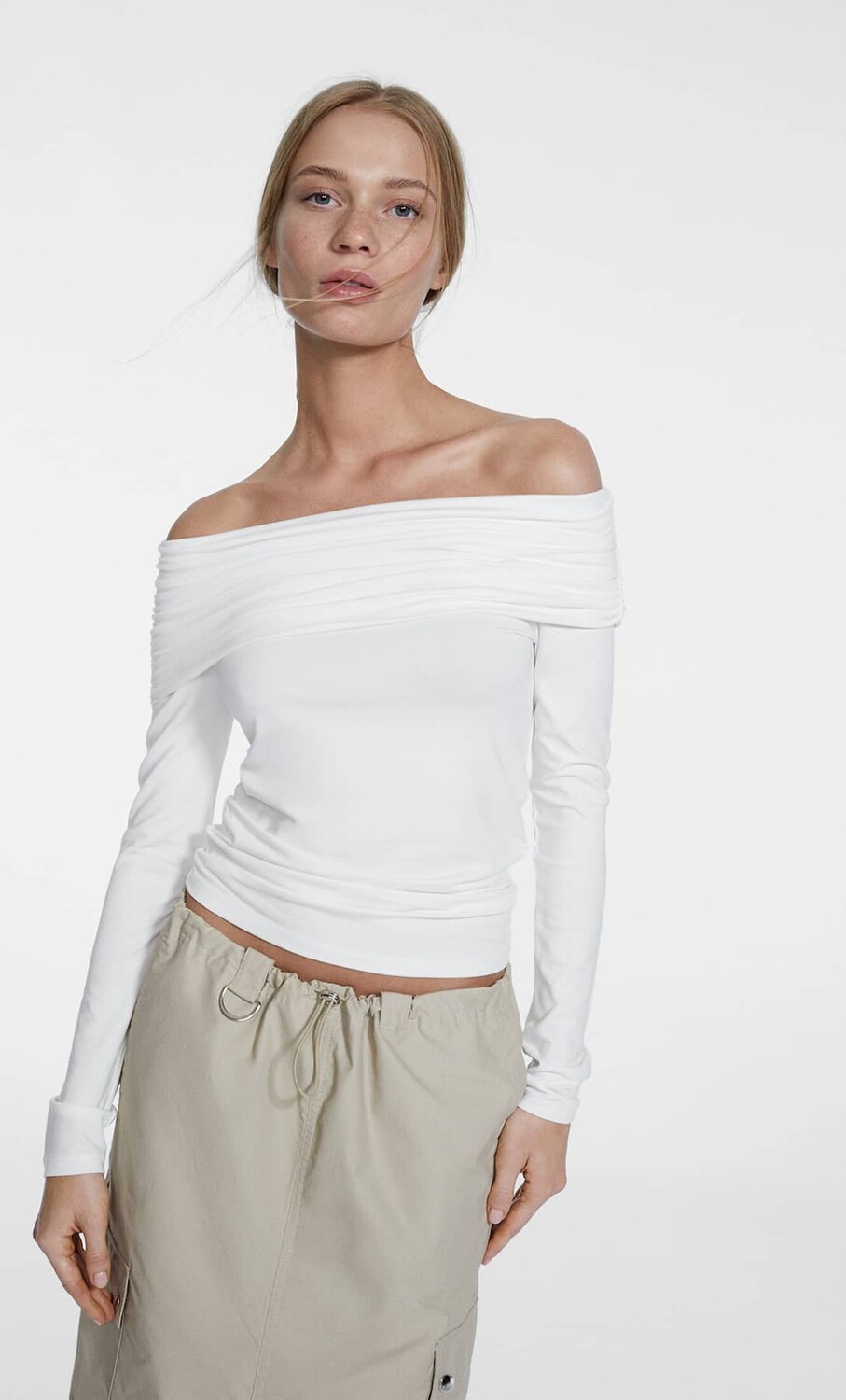 

Футболка с открытыми плечами Stradivarius, экру