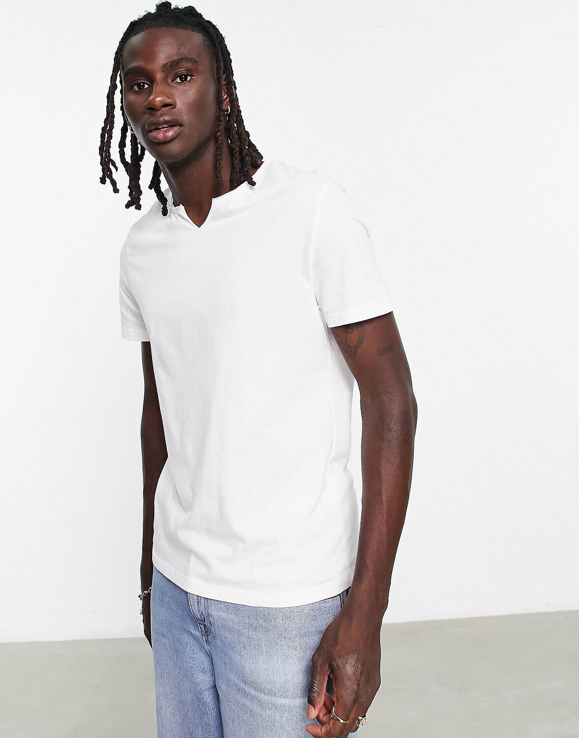 

Белая футболка с вырезом на шее ASOS DESIGN