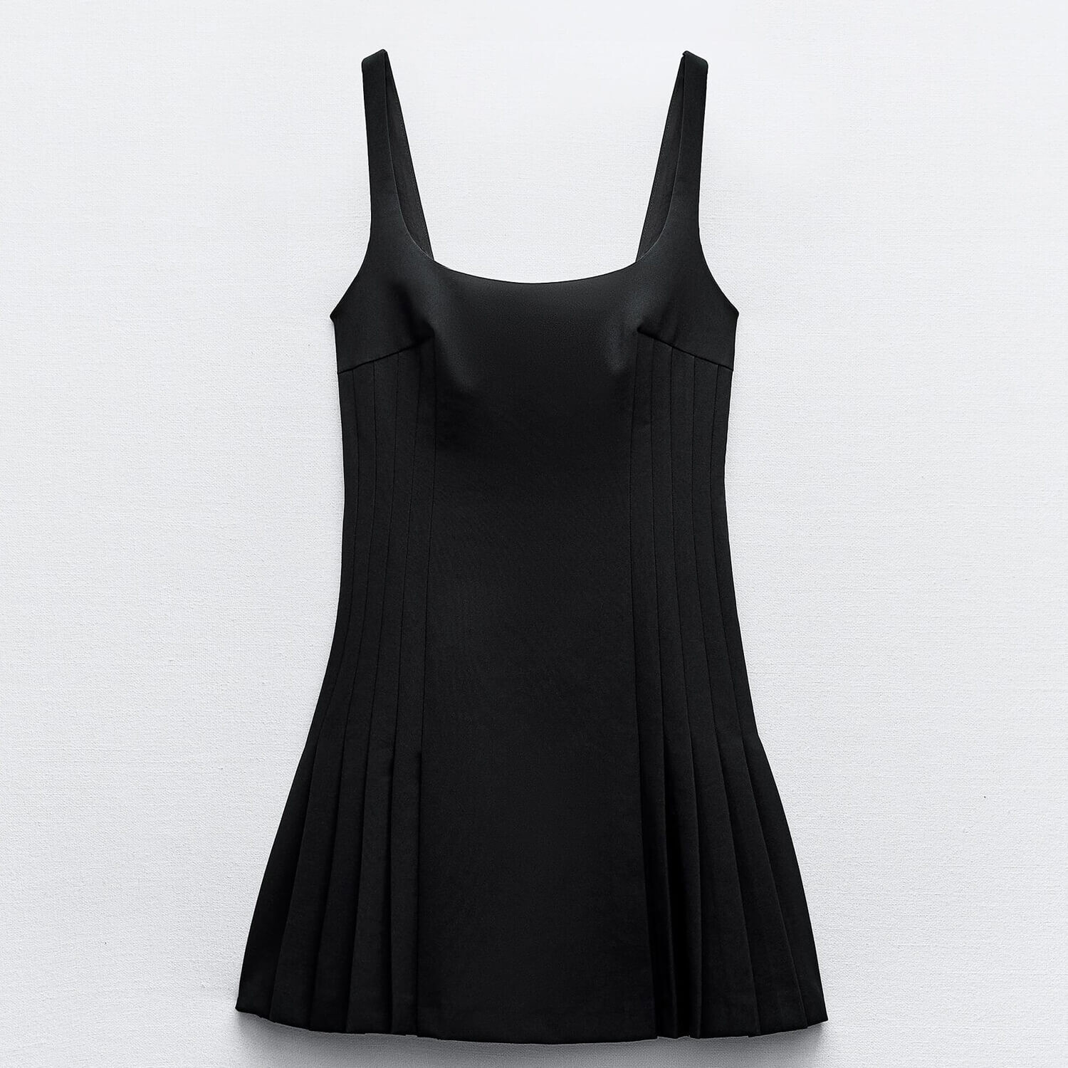 

Платье Zara Box Pleat Short, черный