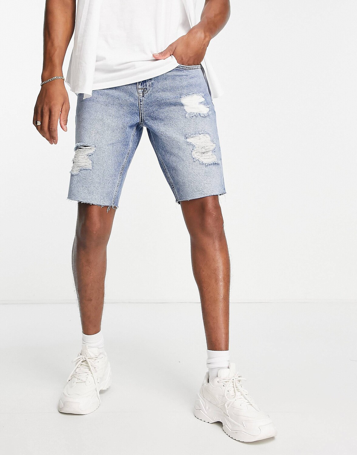 

Узкие джинсовые шорты синего цвета с крупными прорехами ASOS DESIGN