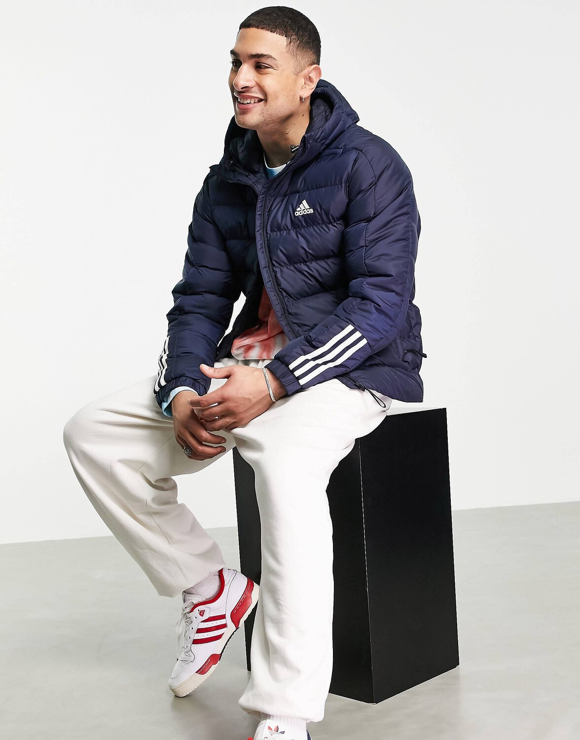 

Темно-синий пуховик adidas Outdoor с капюшоном и тремя полосками - ЧЕРНЫЙ