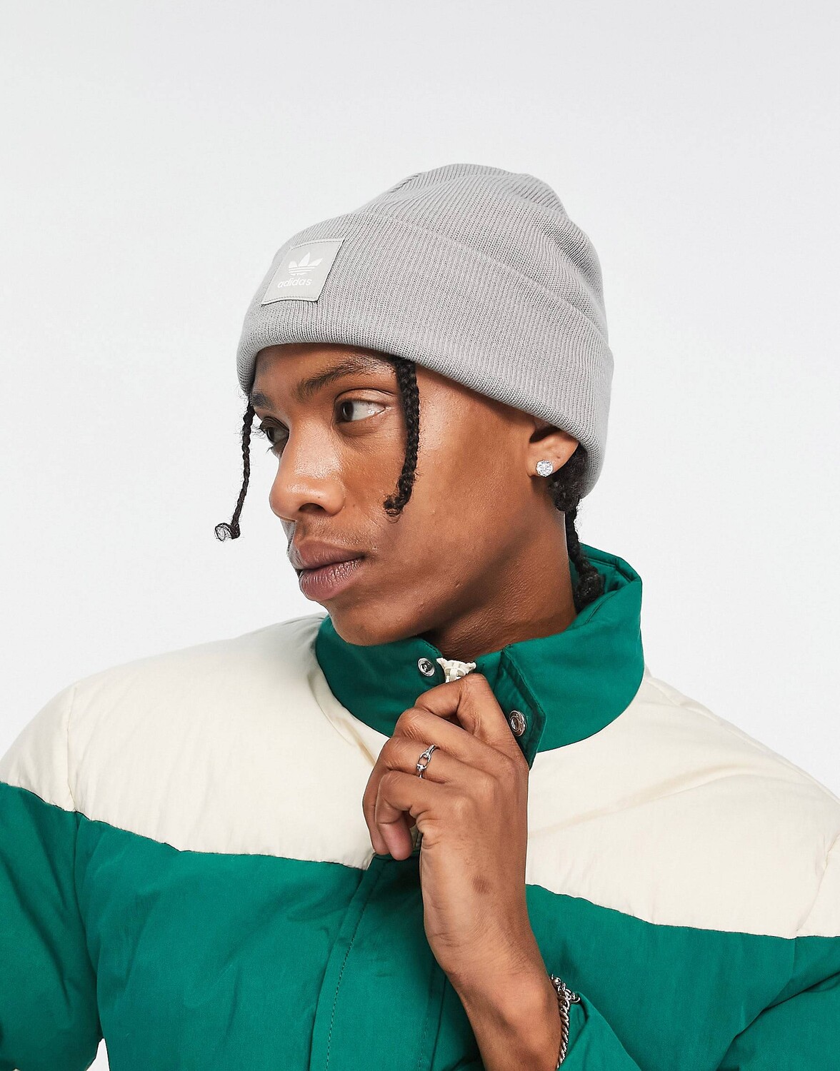 

Серая шапка с логотипом на манжетах adidas Originals Adicolor