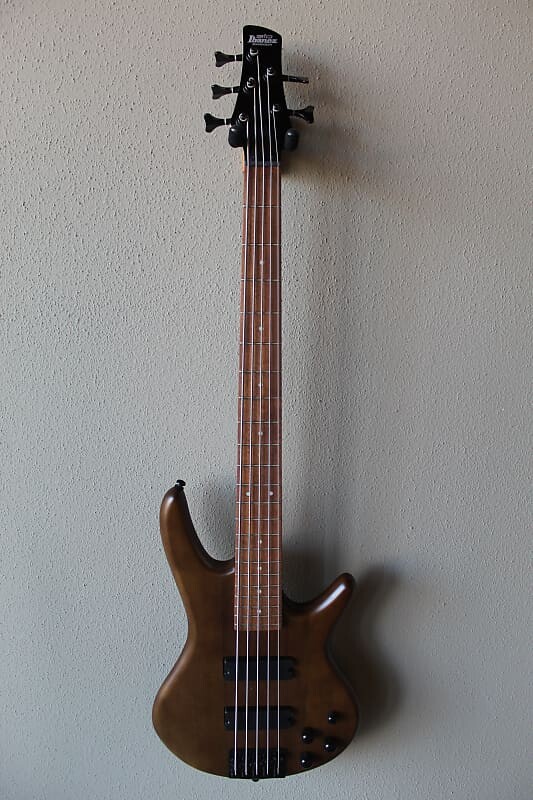 

Абсолютно новая электрическая бас-гитара Ibanez Gio GSR205B с 5 (пятью) струнами - ореховая плоская