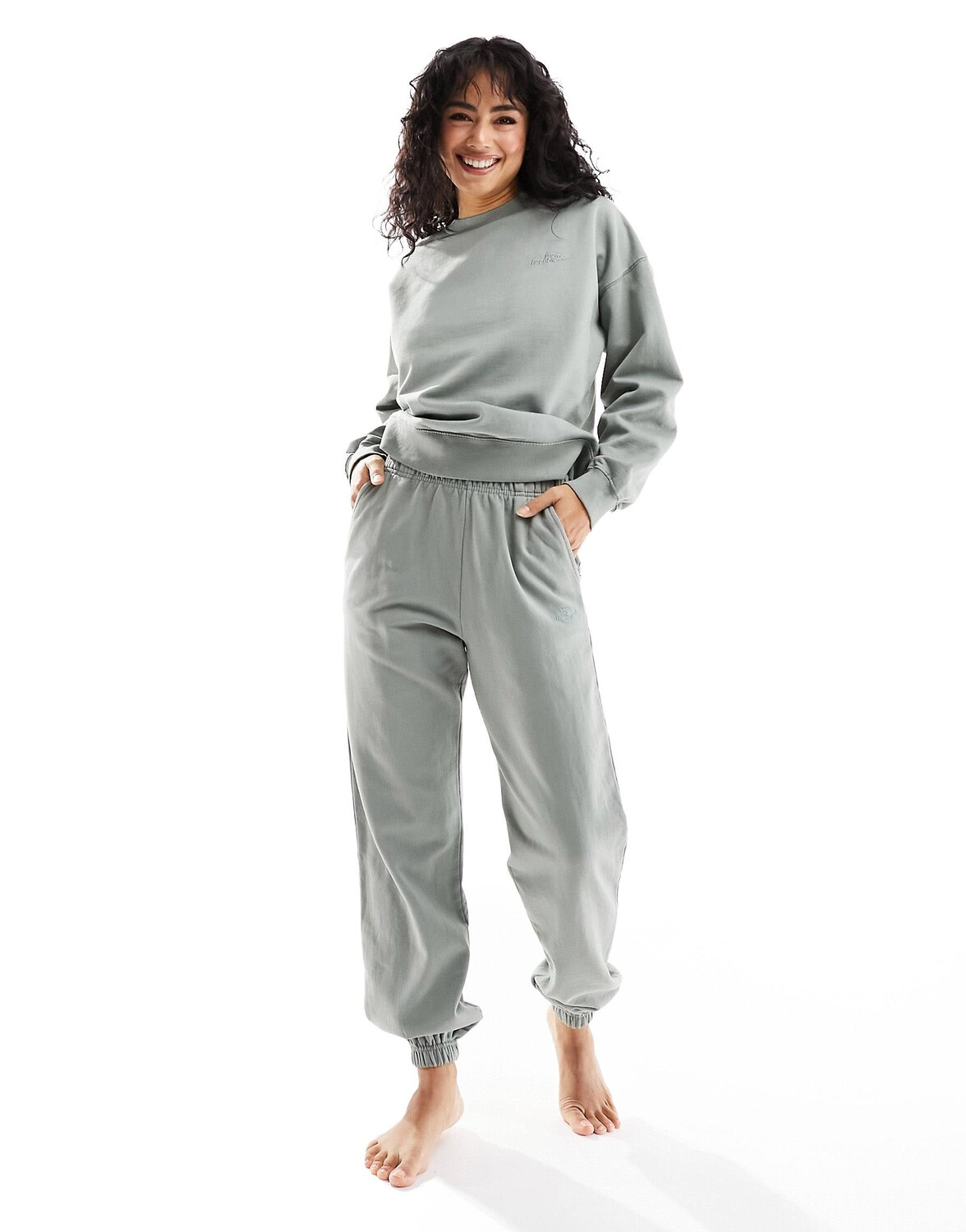 

Брюки-джоггеры Pull&bear Graphic Co-ord, серо-зеленый