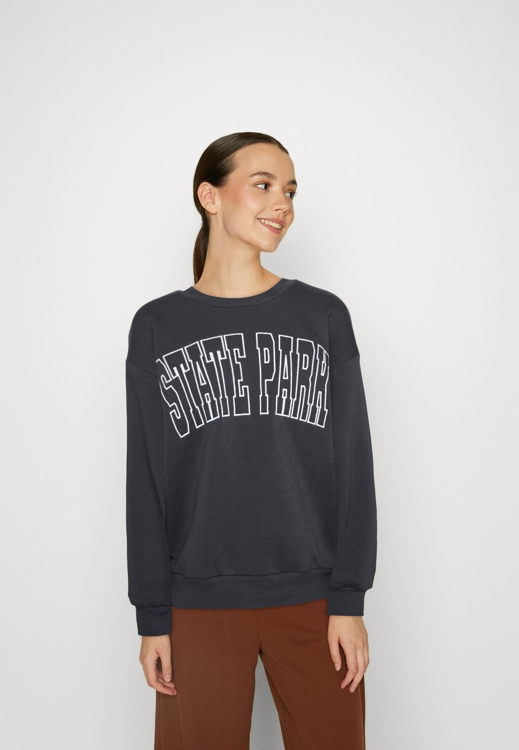 

Толстовка Gina Tricot, черный