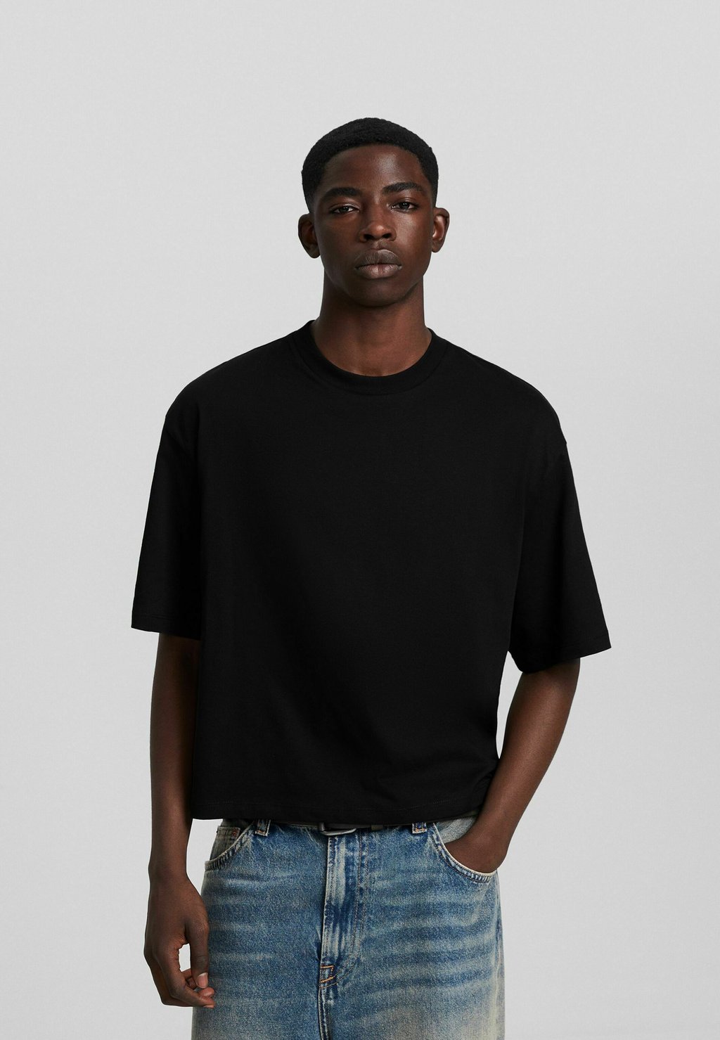 Базовая футболка Boxy Fit Cropped Short Sleeve Bershka, черный цена и фото