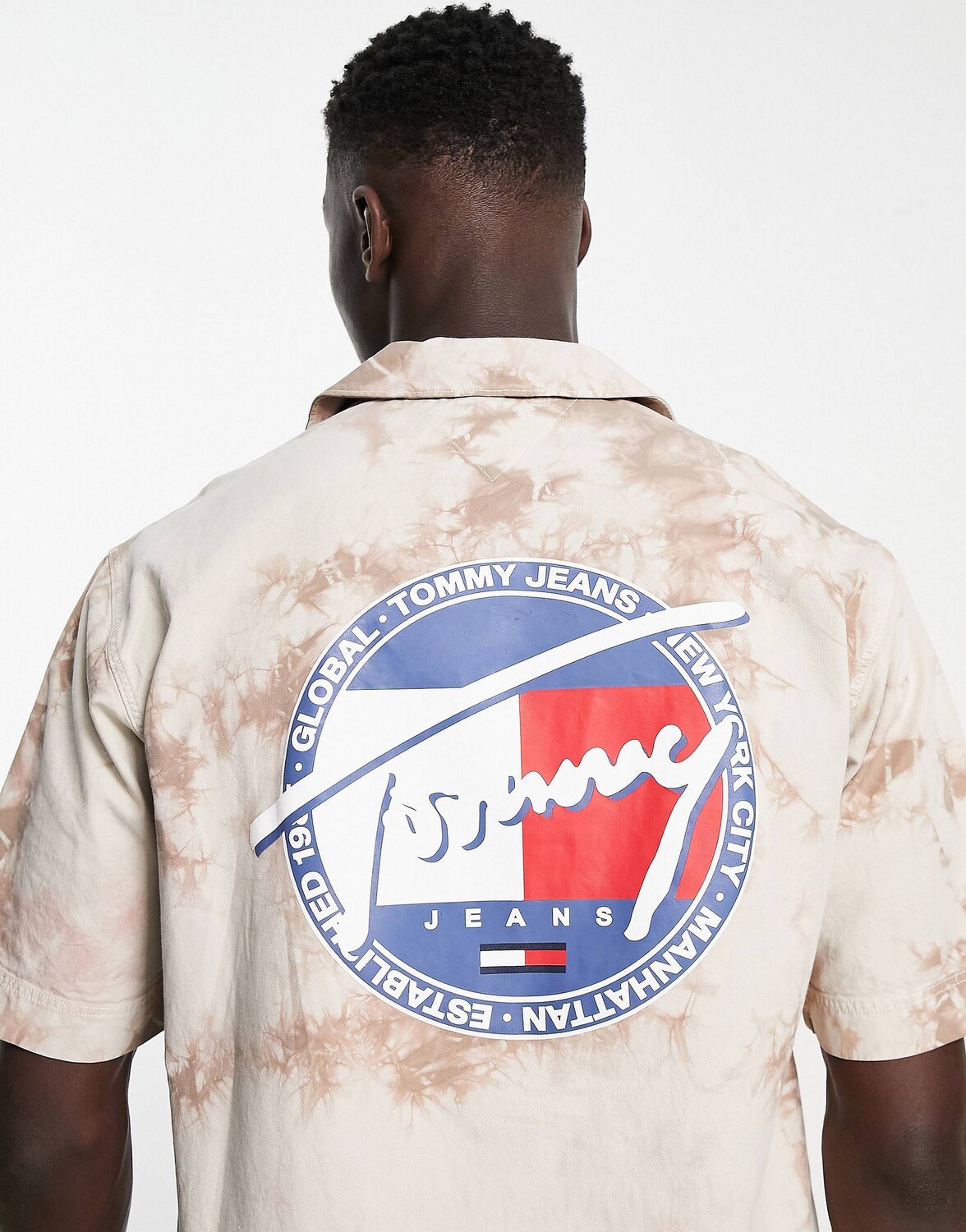 

Эксклюзивная рубашка оверсайз с коротким рукавом Tommy Jeans Collegiate Capsule в бежево-белых тонах