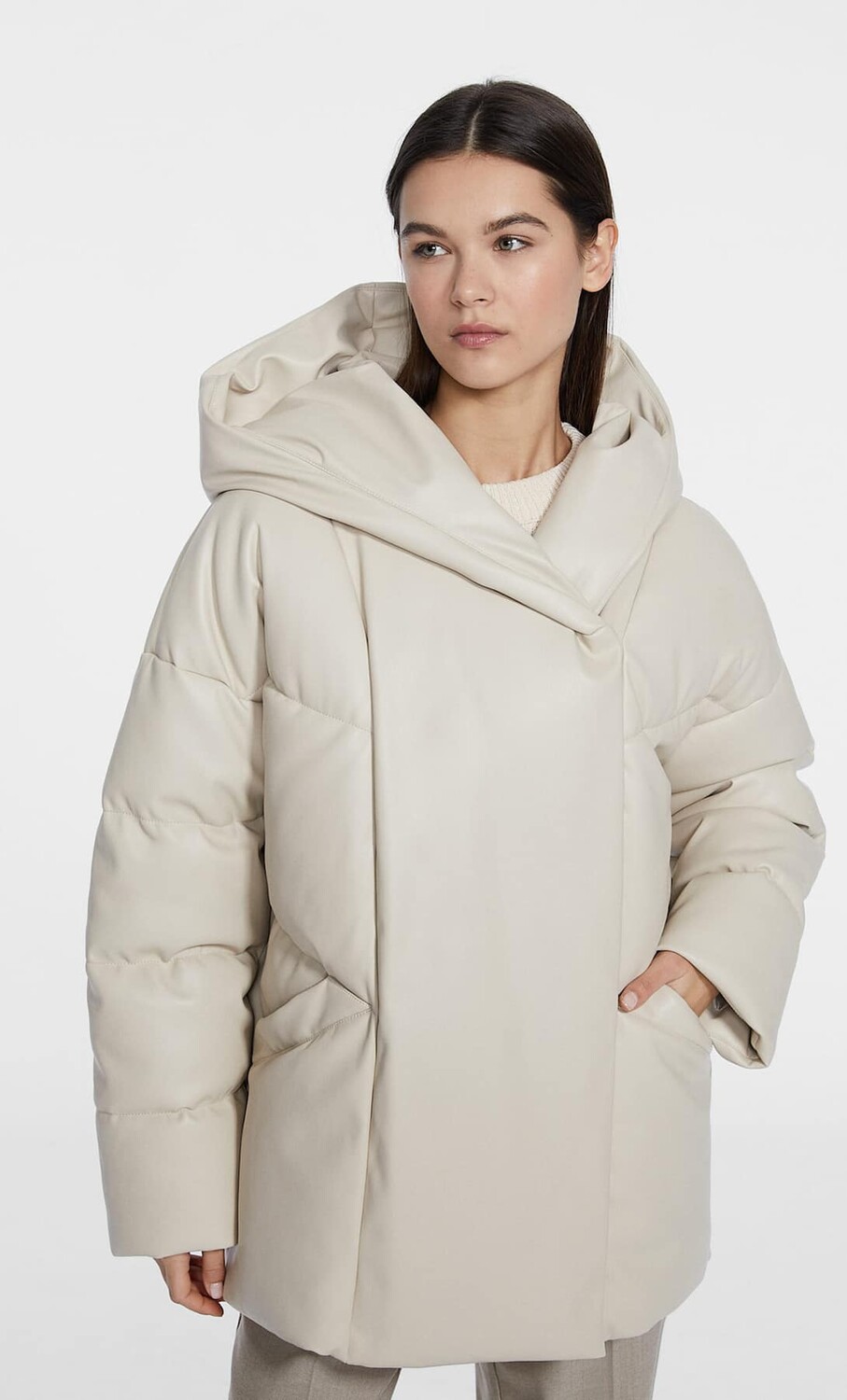 

Пуховая куртка оверсайз из искусственной кожи с капюшоном Stradivarius, экру