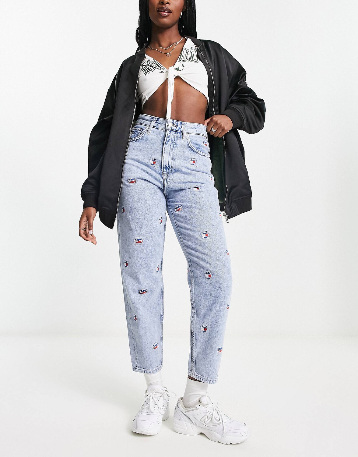 

Синие джинсы с высокой посадкой и принтом Tommy Jeans