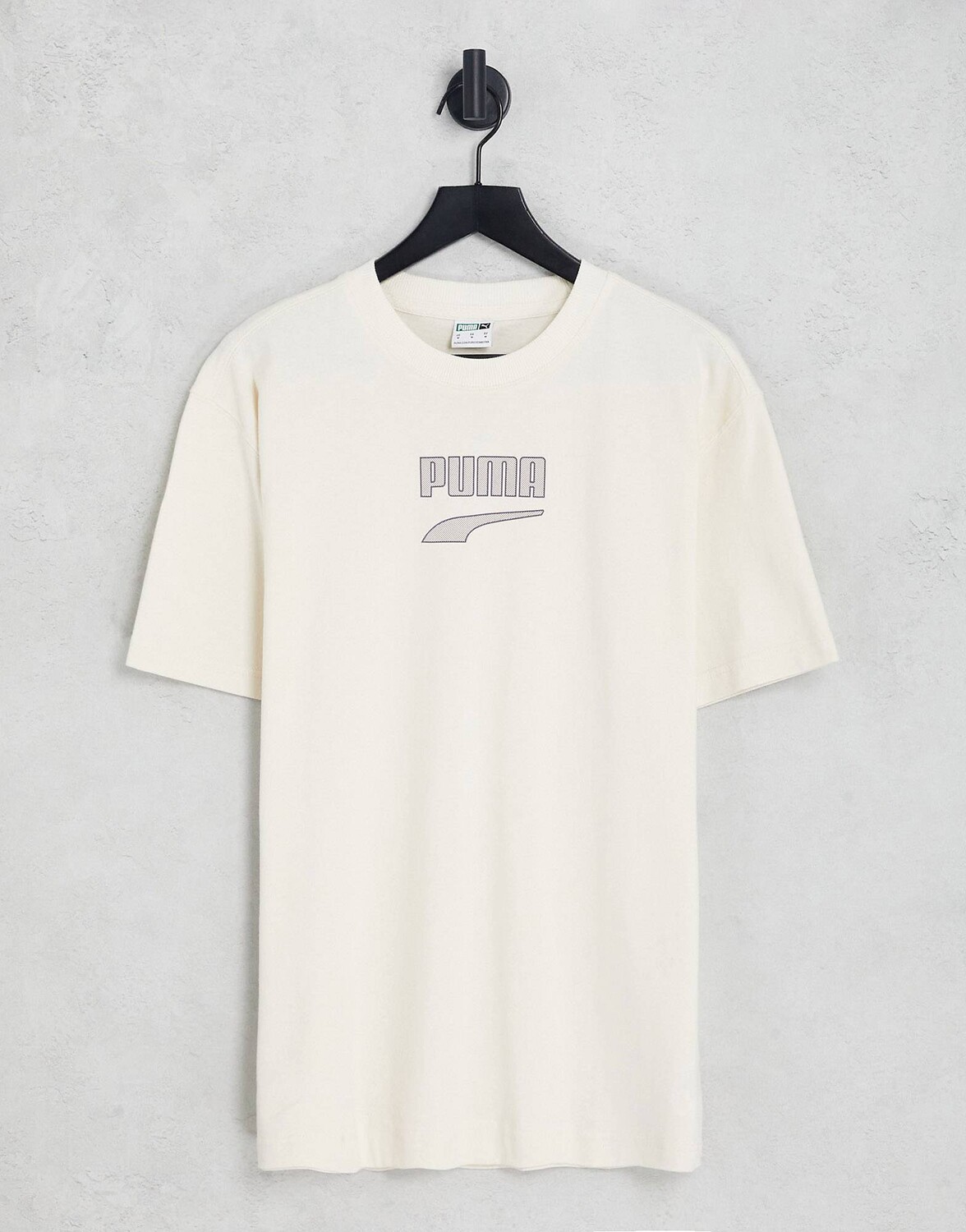 

Белая футболка с логотипом Puma в центре города
