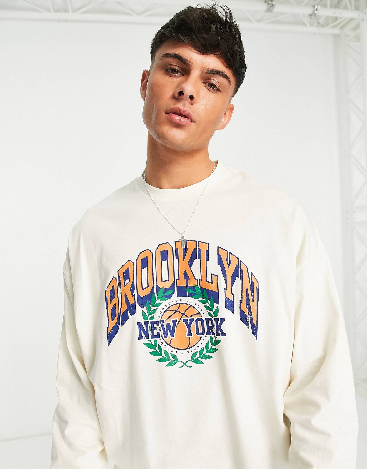 

Бежевая футболка оверсайз с длинными рукавами и принтом Brooklyn спереди ASOS DESIGN