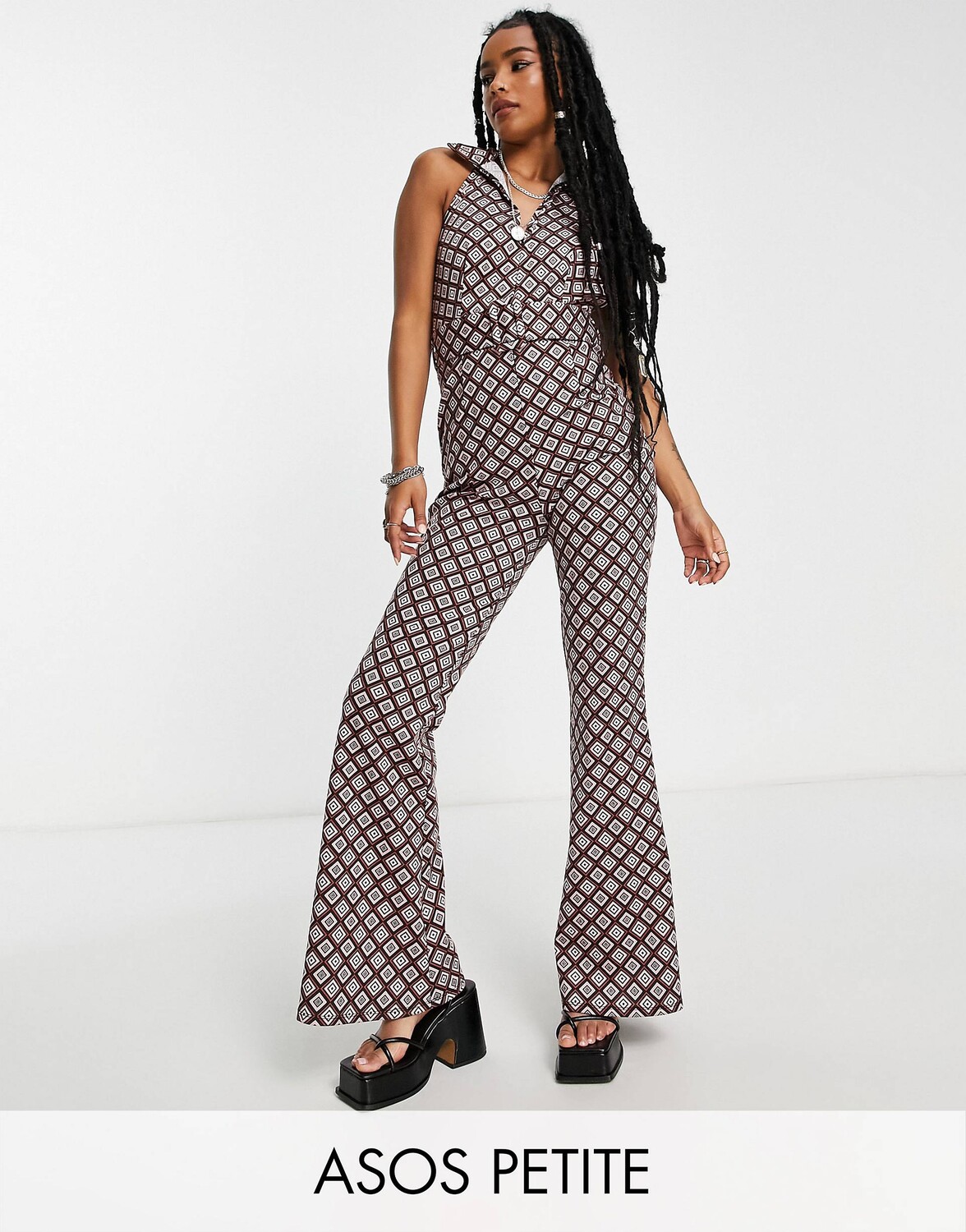 

Комбинезон с воротником и поясом ASOS DESIGN Petite 60s с геопринтом
