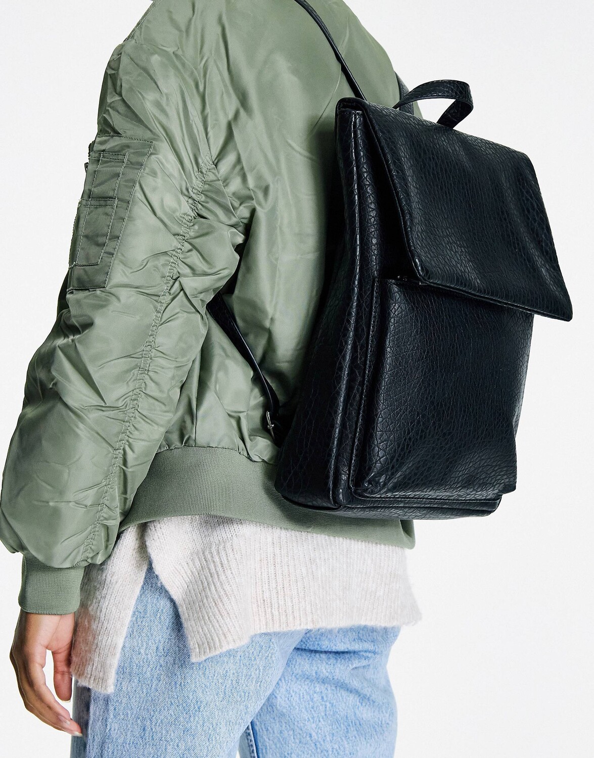 

Мягкий минималистичный рюкзак ASOS DESIGN с клапаном из зернистого полиуретана