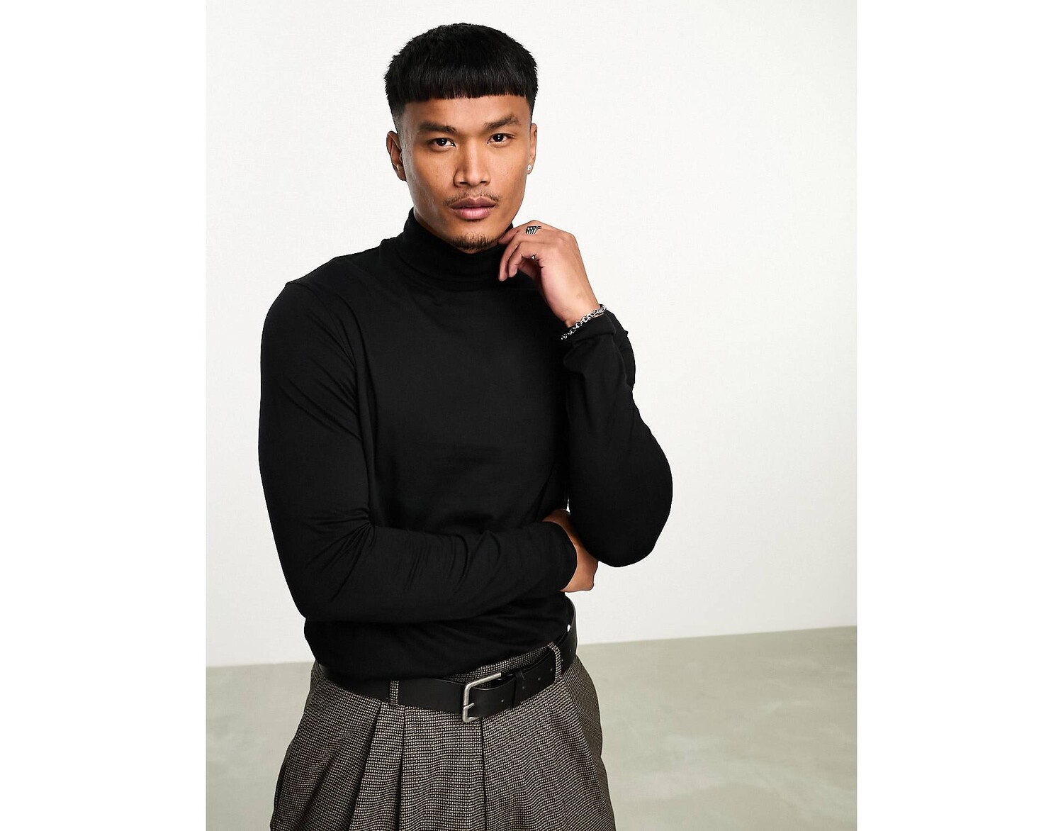 

Черная футболка с длинными рукавами и высоким воротником ASOS DESIGN