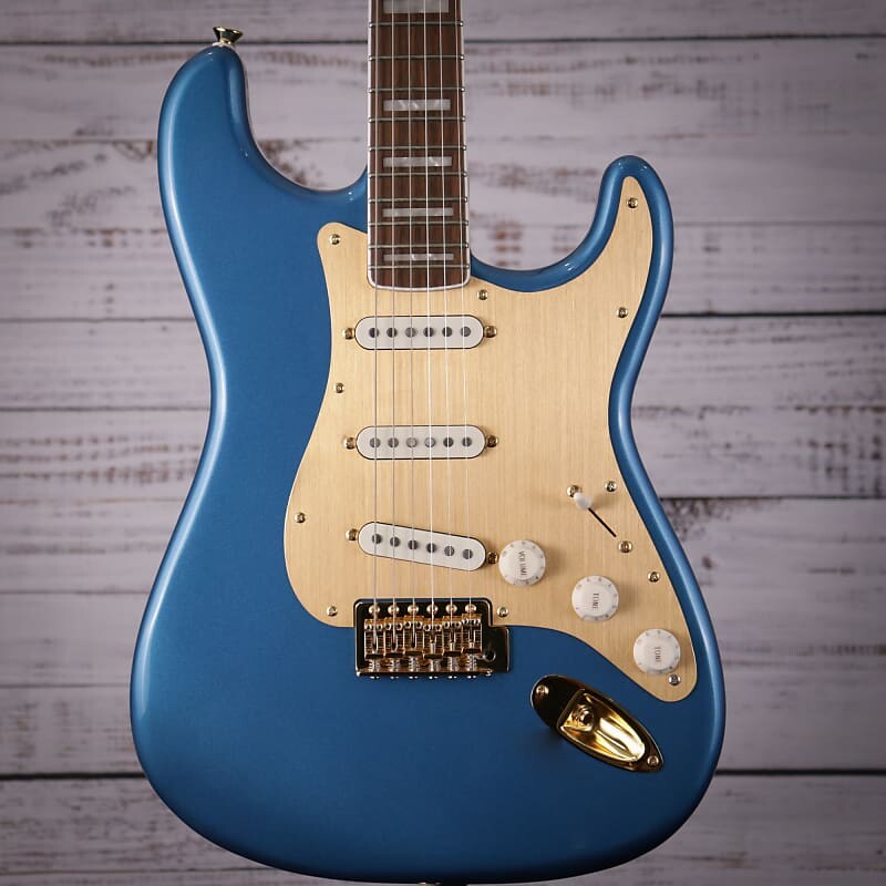 

Золотое издание Stratocaster, посвященное 40-летию Squier | Лейк-Плэсид Блю 40th Anniversary Stratocaster Gold Edition |