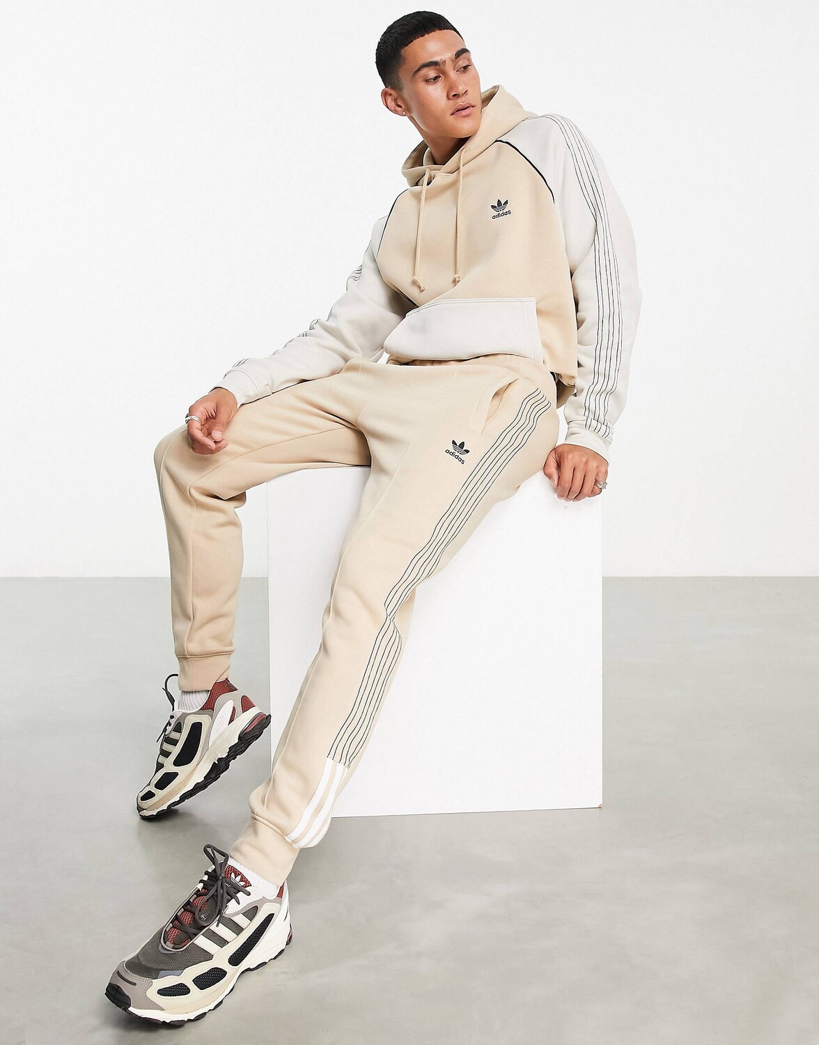 

Бежевые джоггеры adidas Originals SPRT