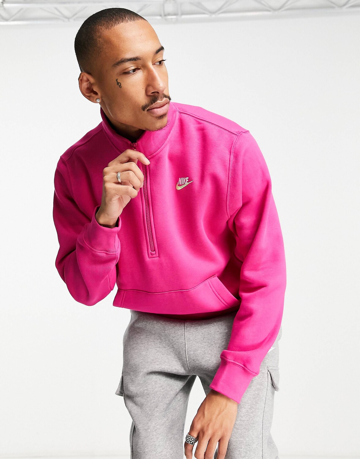 

Активный розовый топ на молнии Nike Club