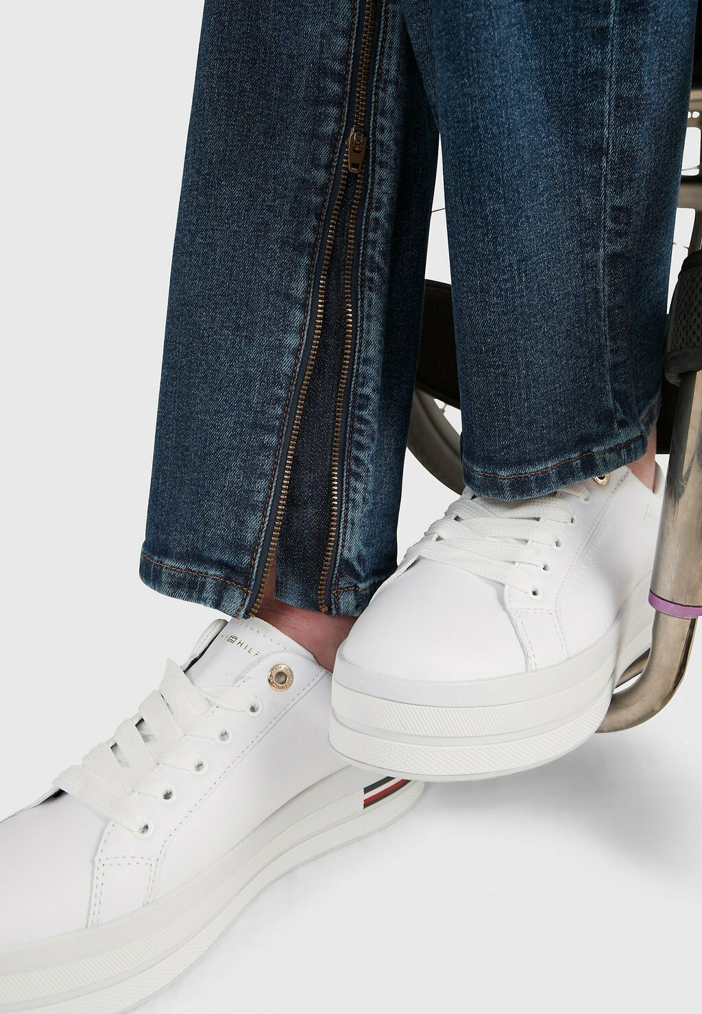 

Джинсы прямого кроя Tommy Hilfiger