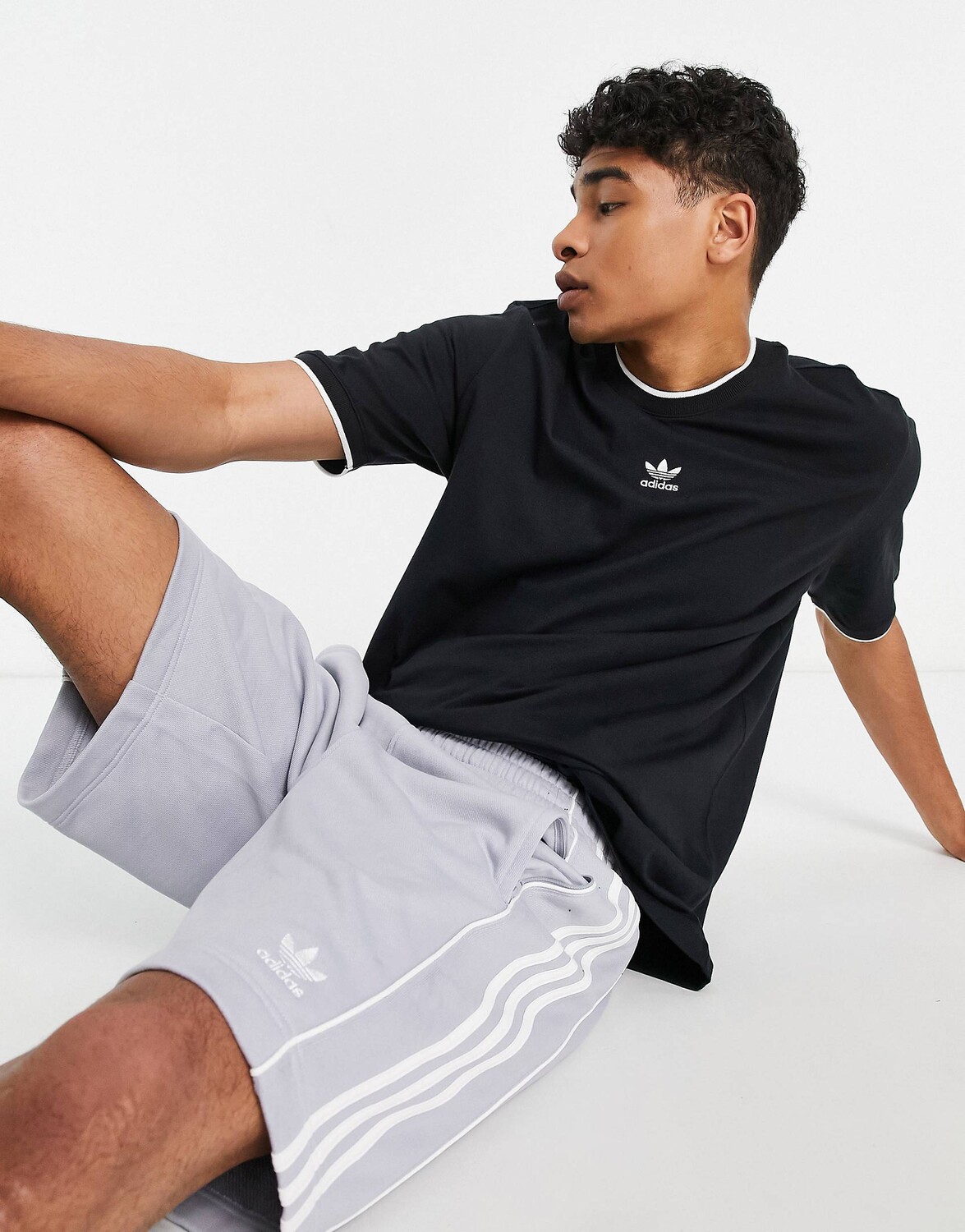 

Черная футболка с центральным логотипом adidas Originals Rekive