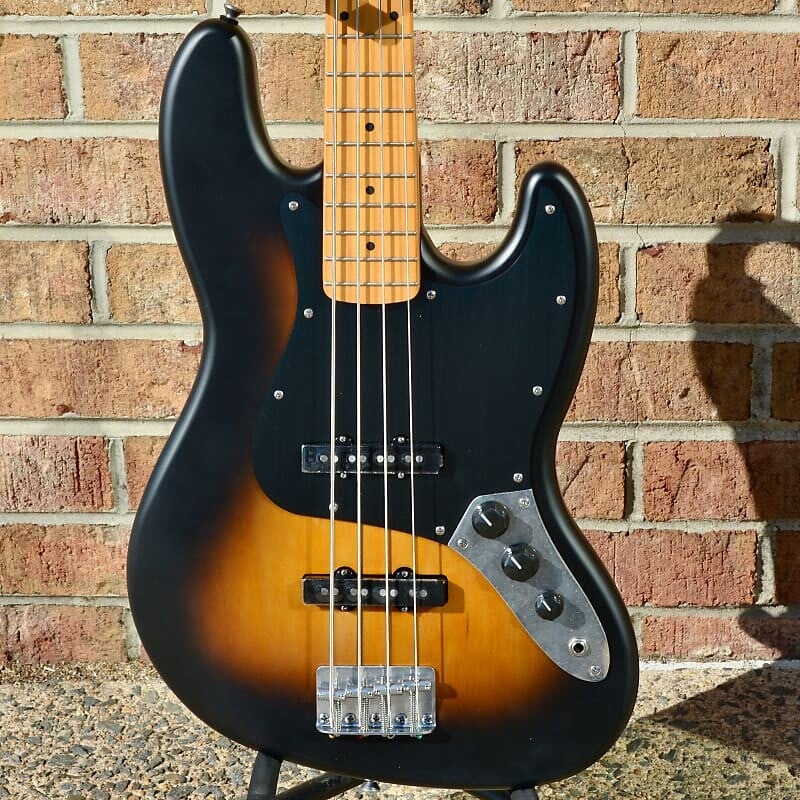 

Fender 40th Anniversary Jazz Bass, Vintage Edition, кленовый гриф, черная анодированная накладка, атласная широкая двухцветная решетка Sunburst 40th Anniversary Jazz Bass, Vintage Edition, Maple Fingerbo...