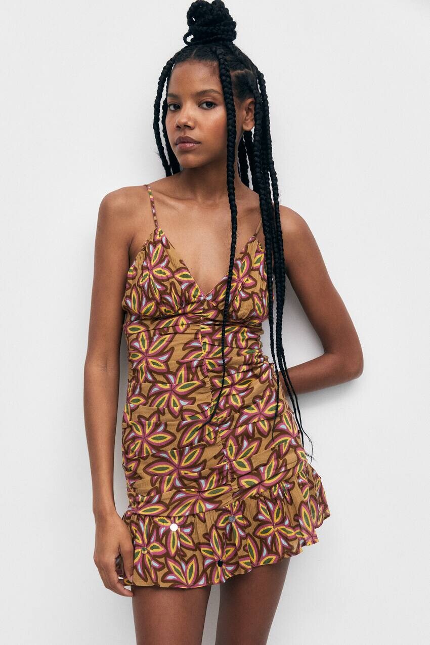 

Короткое платье с цветочным принтом Pull&Bear, зеленый