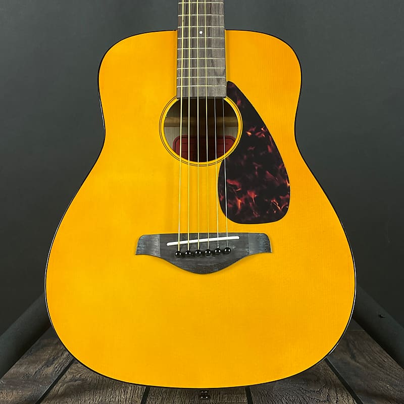 цена Фольклорная миниатюрная гитара Yamaha JR1 с сумкой JR1 Mini Folk Guitar