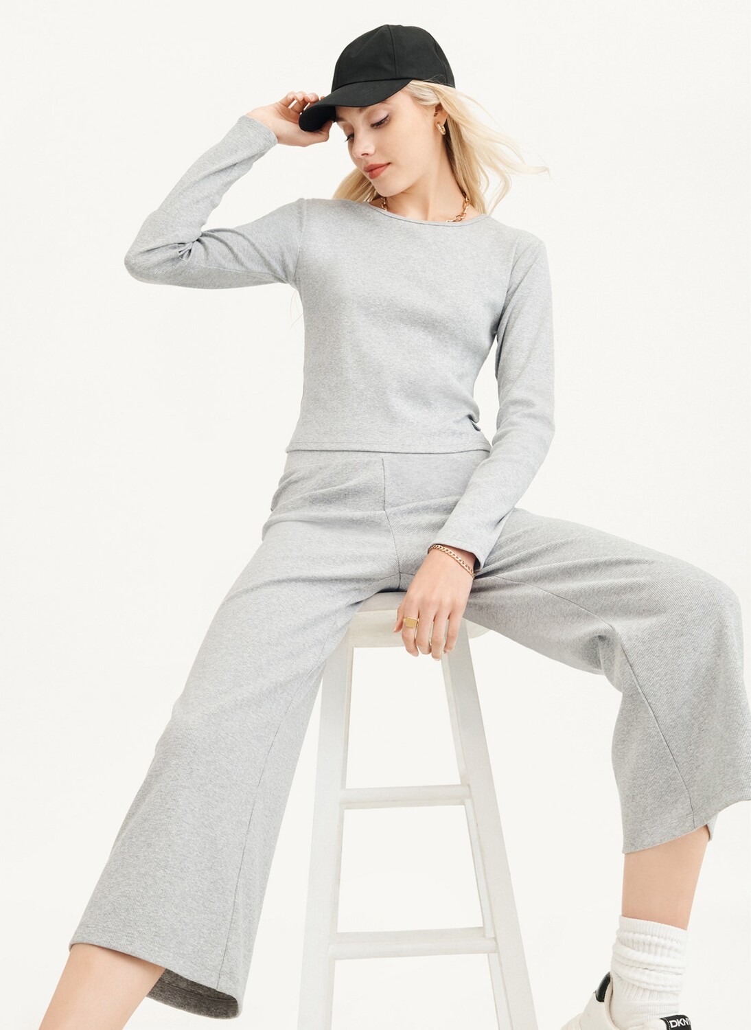 

Топ укороченный в рубчик с длинными рукавами DKNY