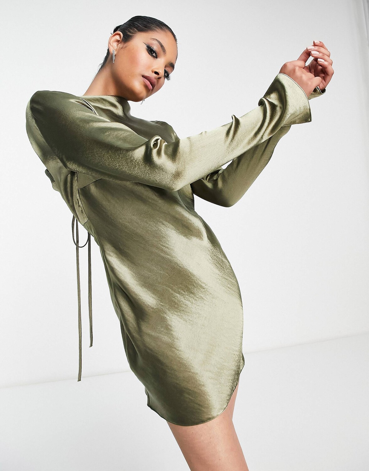 

Зеленое атласное мини-платье с завязками на спине ASOS DESIGN, Зеленый