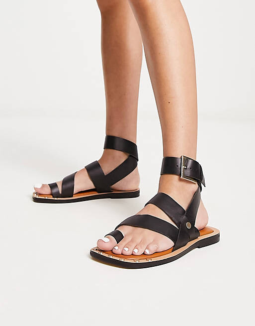 

Черные кожаные сандалии на плоской подошве с шипами ASOS DESIGN Foxy