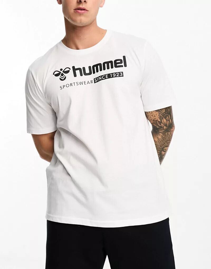 

Белая футболка классического кроя с объемным логотипом Hummel