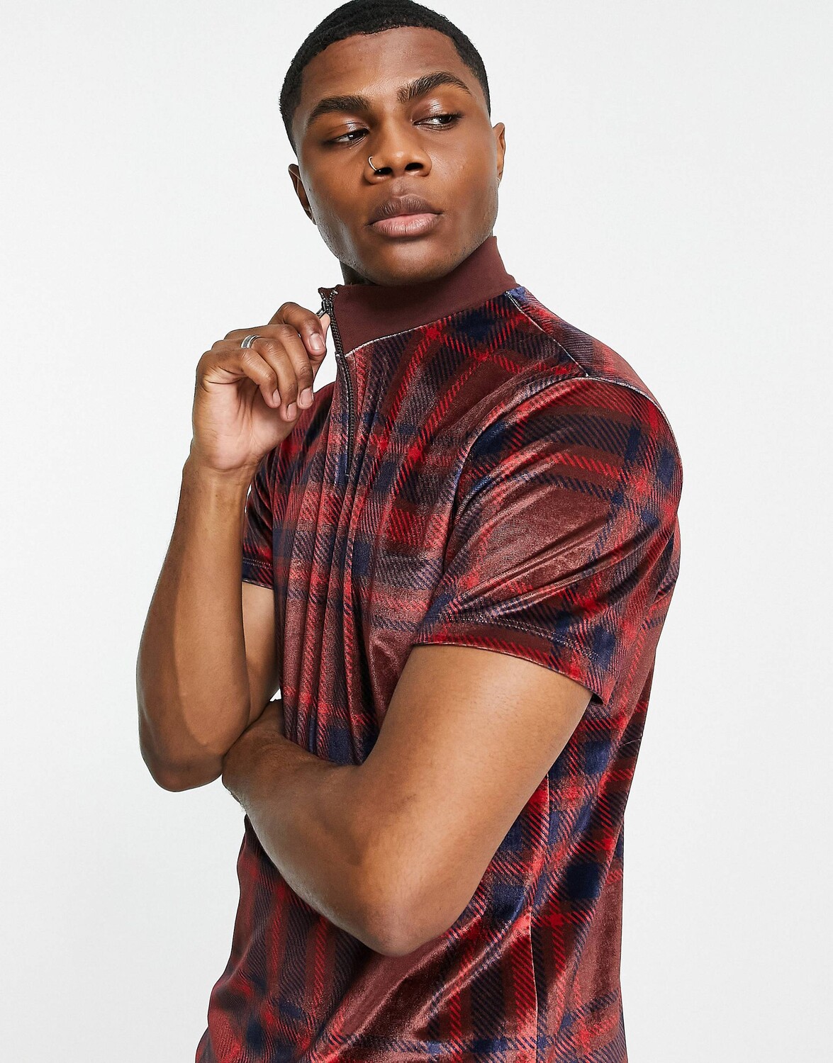 

Коричневая велюровая футболка в клетку с водолазкой на молнии ASOS DESIGN