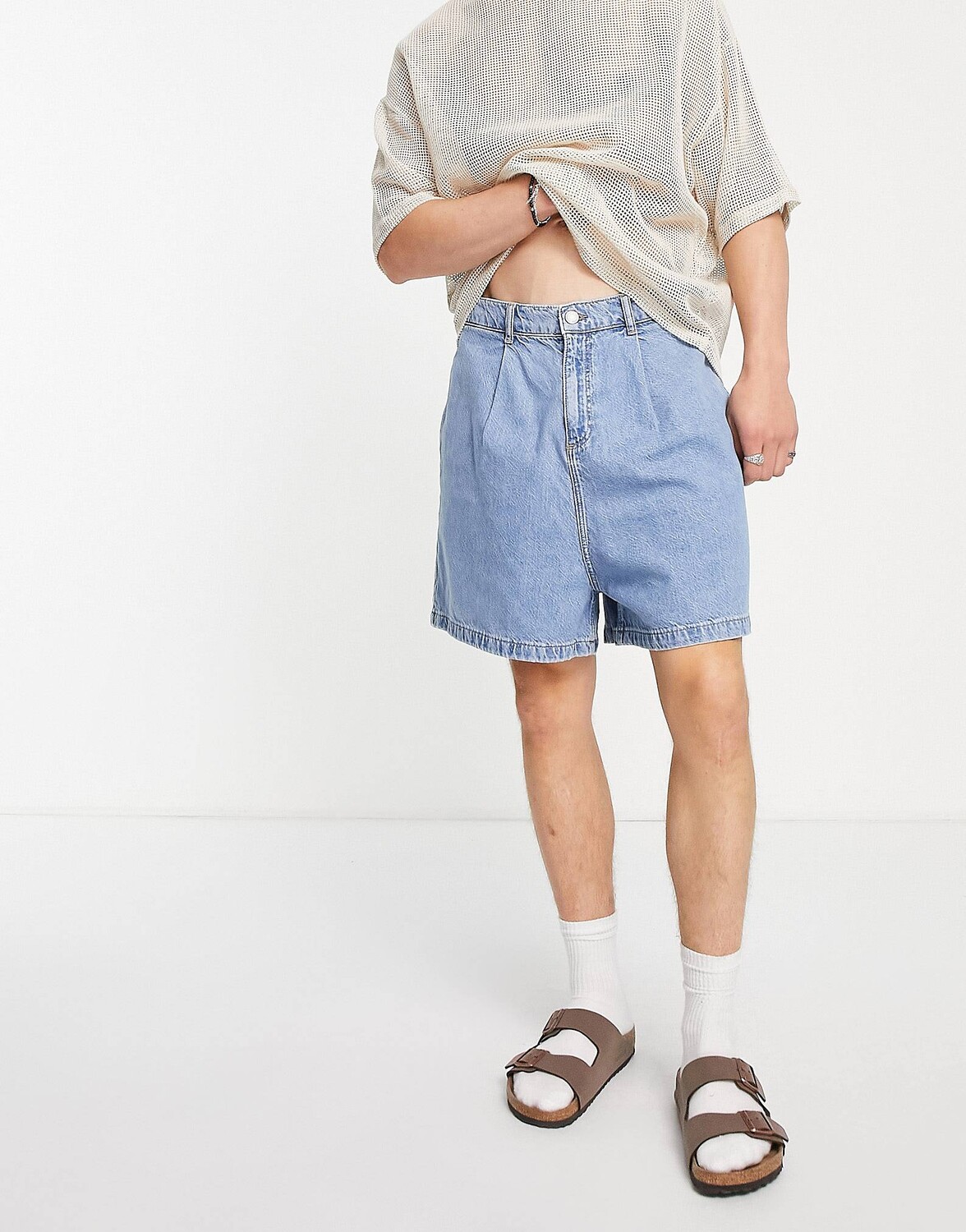 

Выбеленные джинсовые шорты со складками спереди ASOS DESIGN