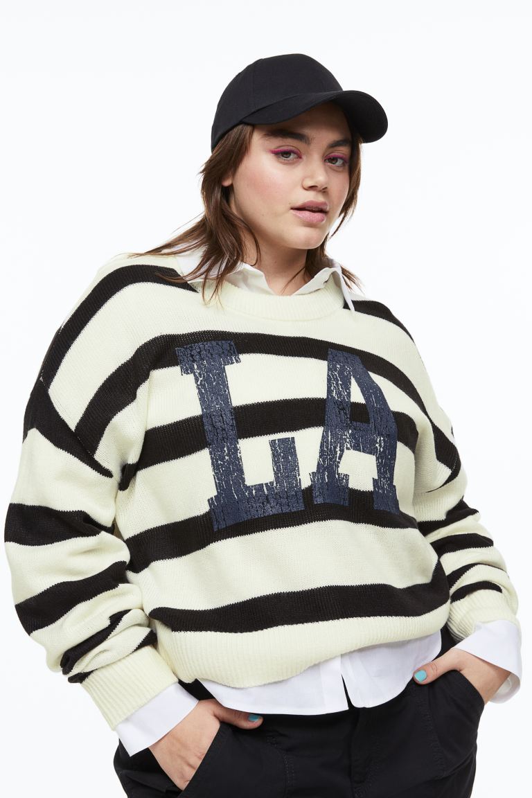H&M+ Джемпер с рисунком спереди, крем/ла свитер h