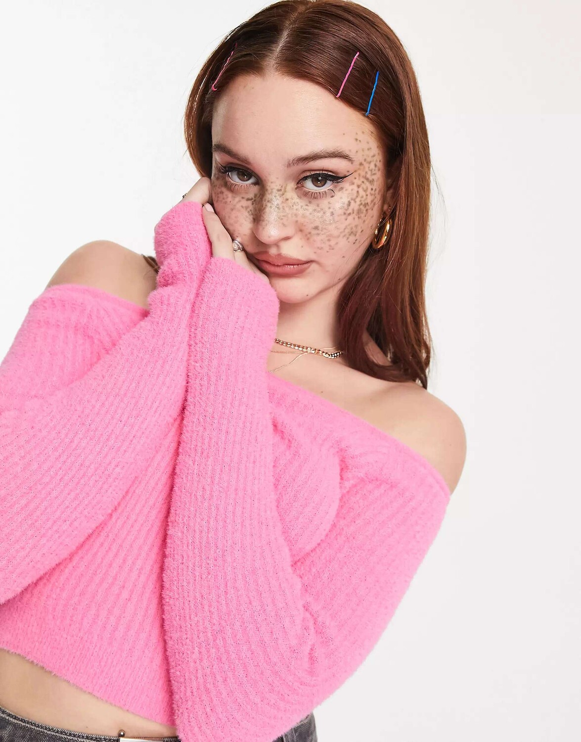 

Свитер с открытыми плечами ASOS из пушистой пряжи розового цвета, Розовый