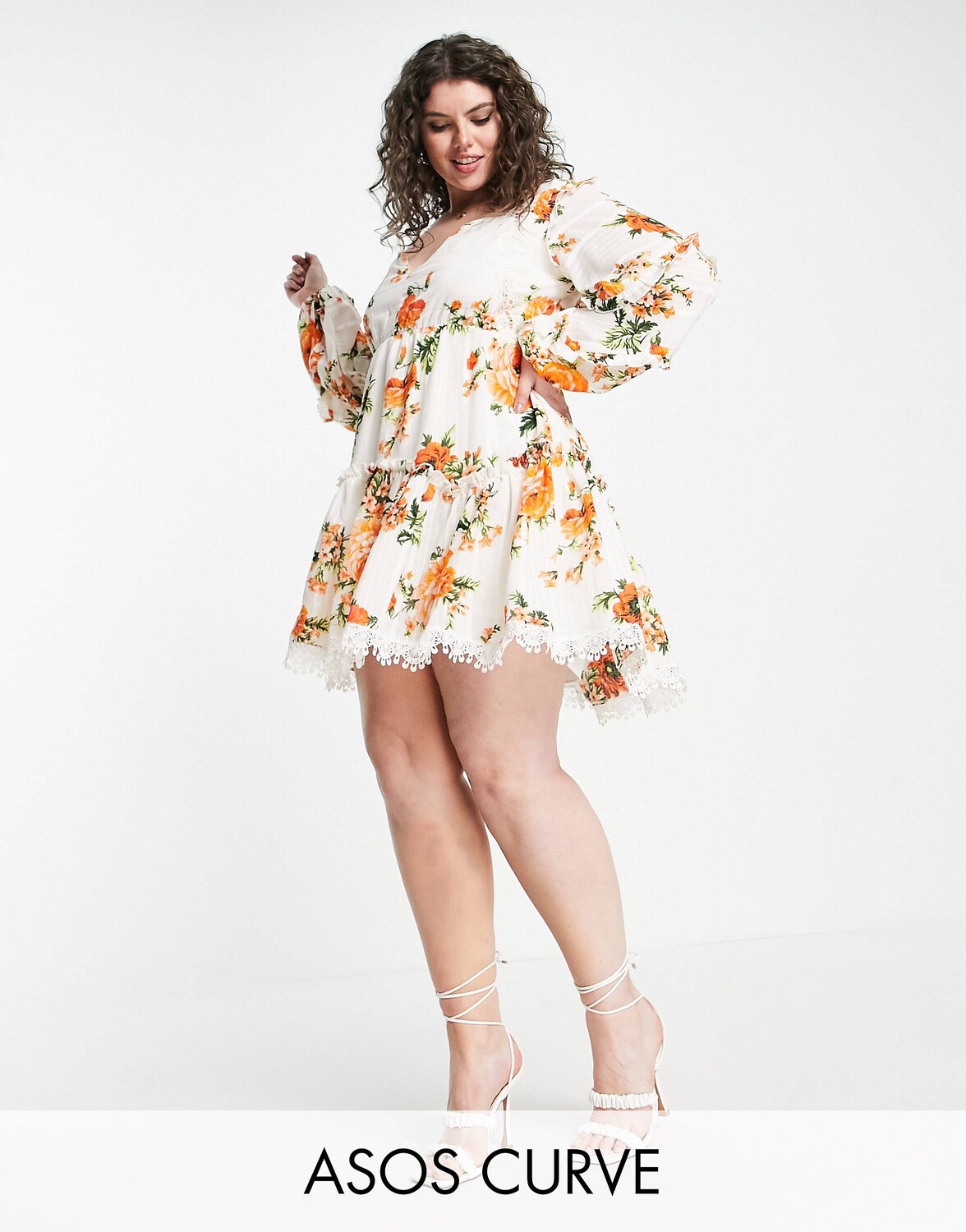 

Ярусное мини-платье с цветочным принтом и кружевными вставками ASOS DESIGN Curve