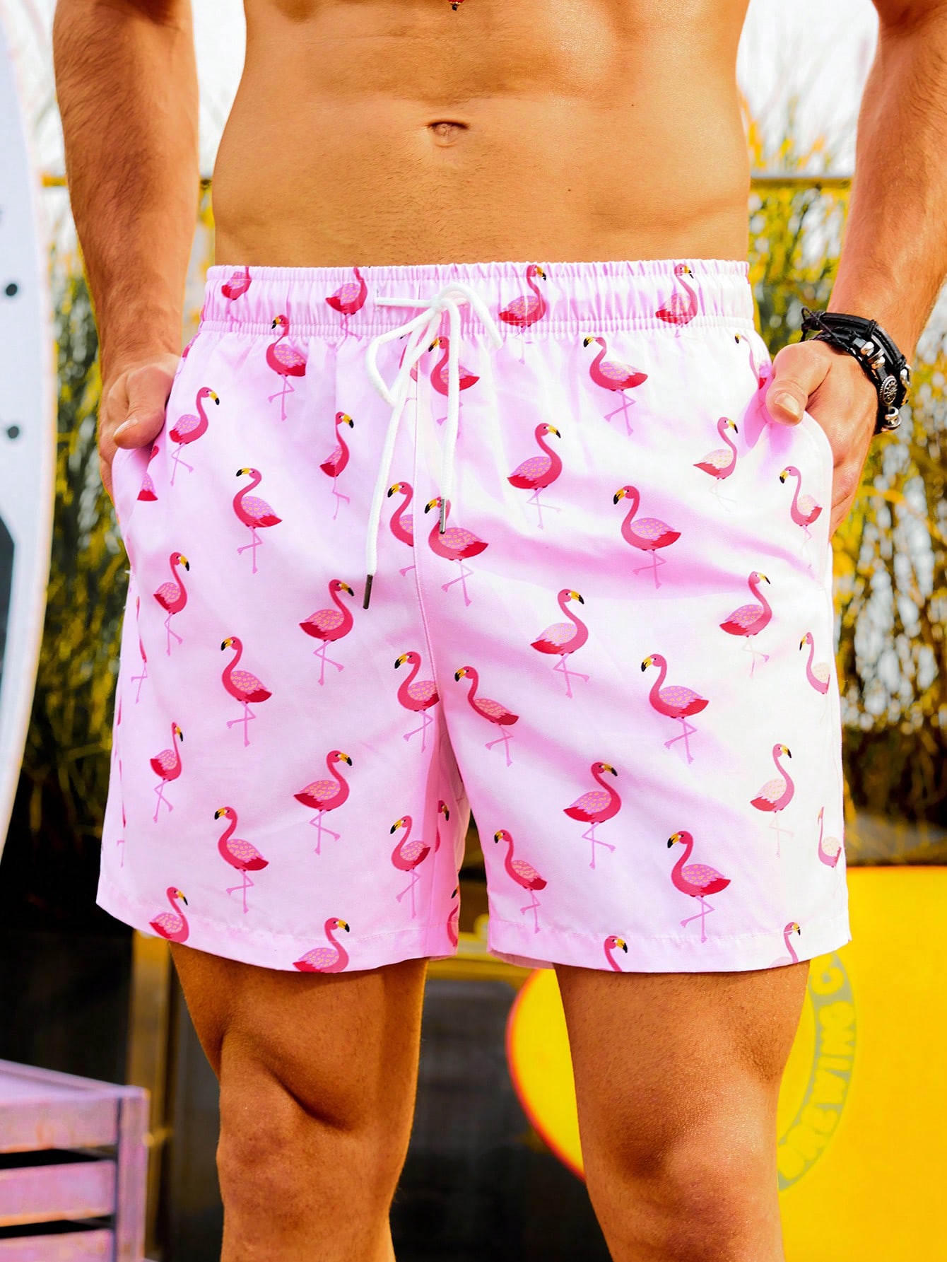 цена Мужские пляжные шорты с завязками на талии и принтом фламинго, красный