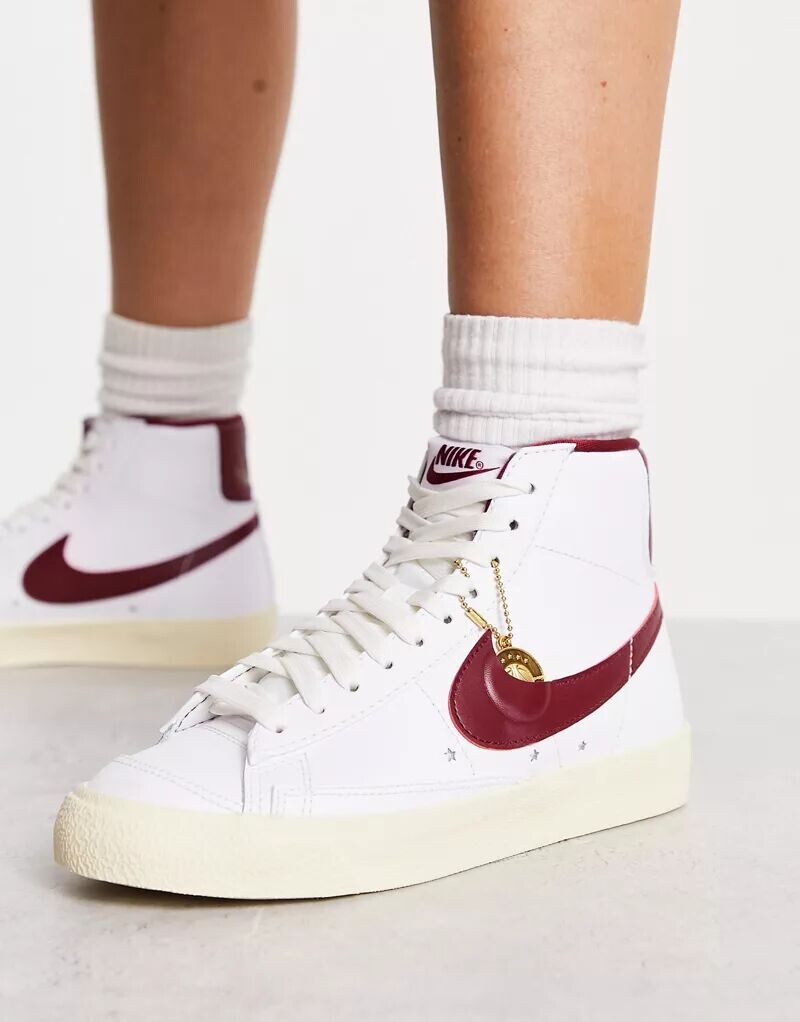 

Бело-бордовые кроссовки Nike Blazer Mid '77