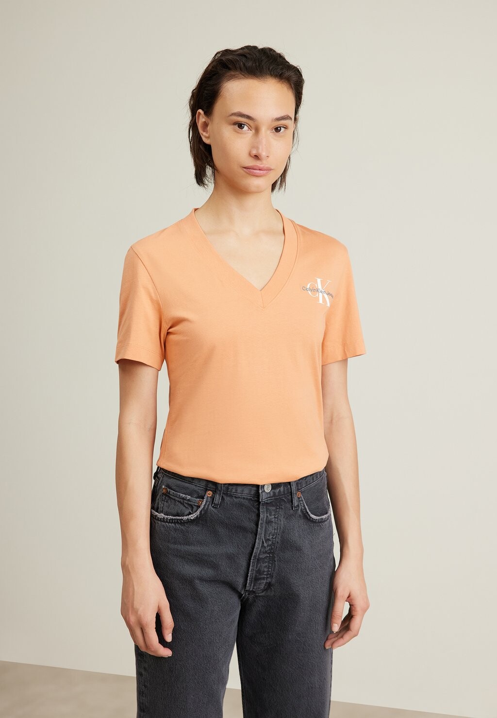 

Базовая футболка ФУТБОЛКА MONOLOGUE SLIM V-NECK TEE Calvin Klein Jeans, тропический оранжевый