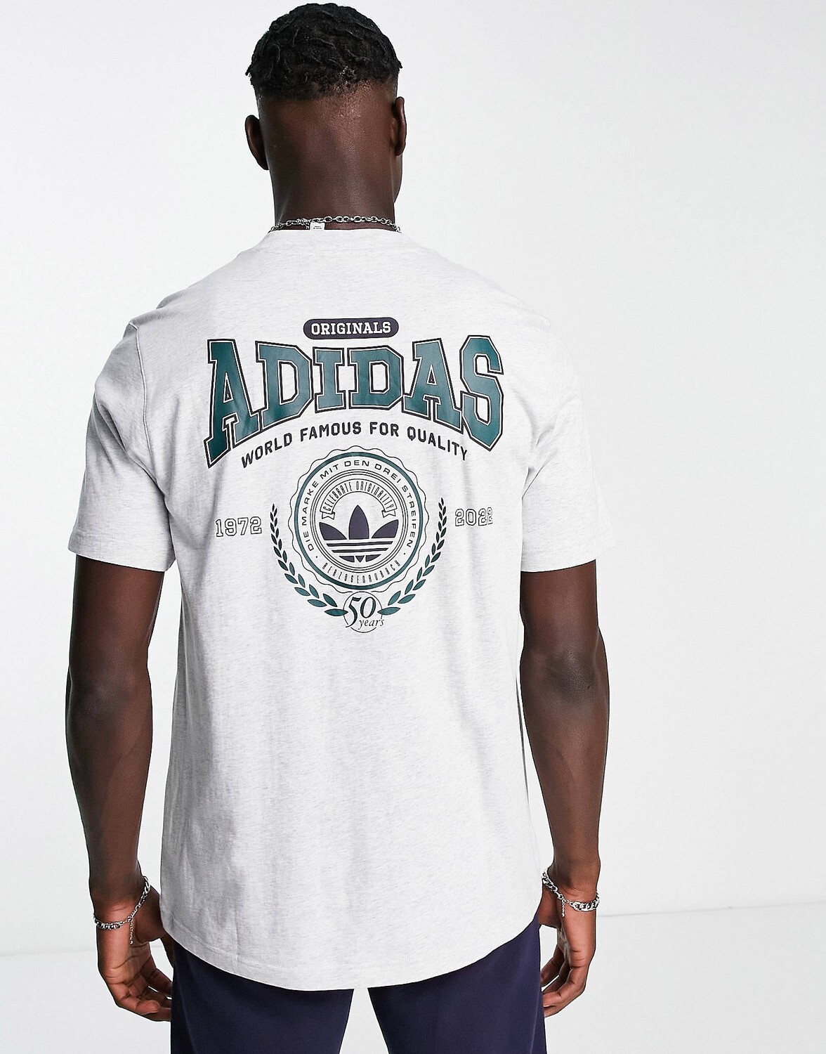 

Серая футболка с крупным принтом на спине adidas Originals 'Preppy Varsity'
