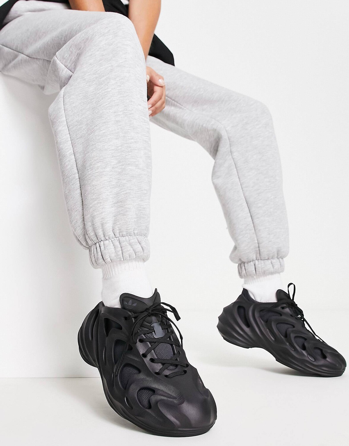 

Черные кроссовки adidas Originals adifom Q