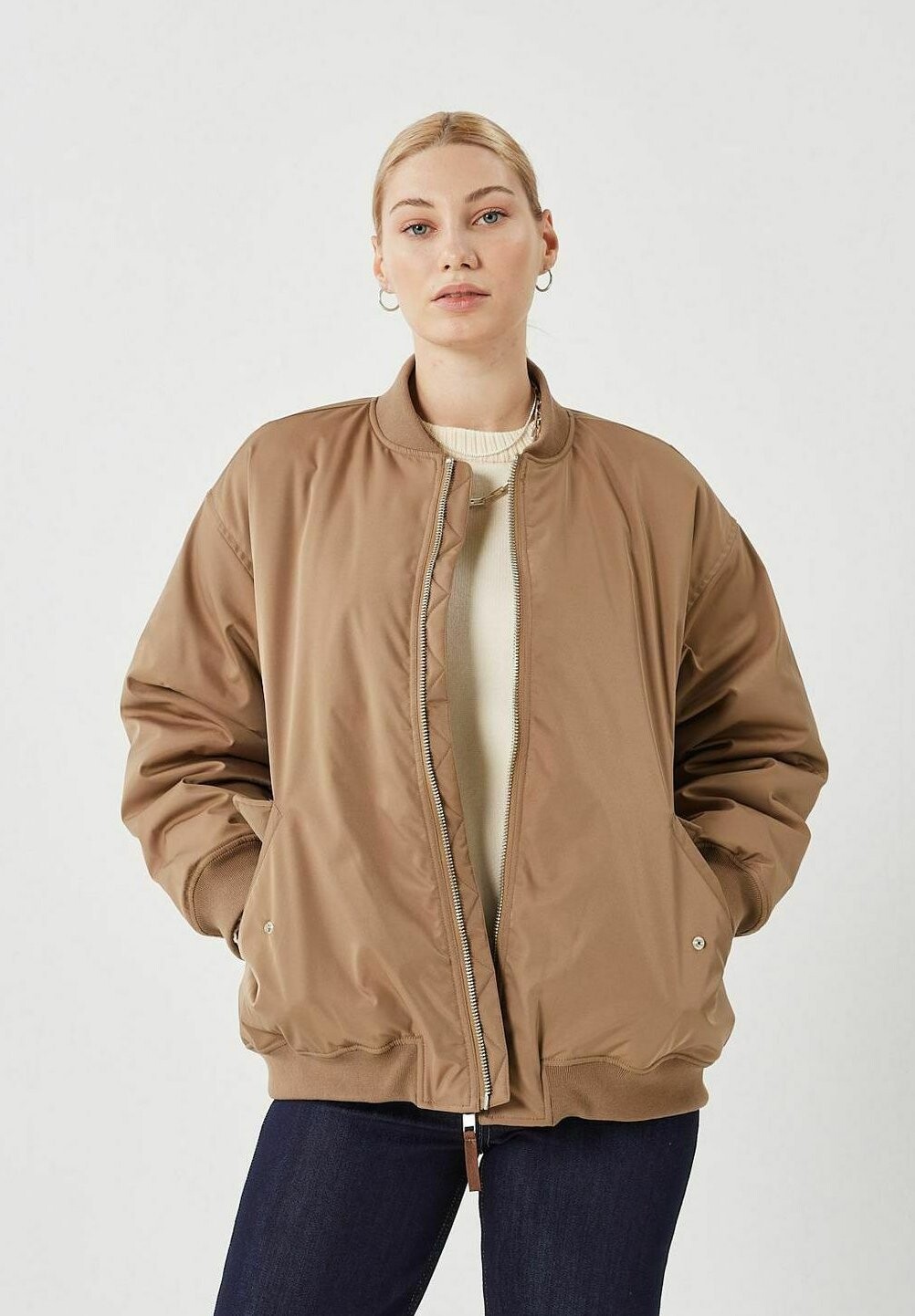 

бомбер Chaquetas Minimum ХЕННИЯ, цвет pine bark