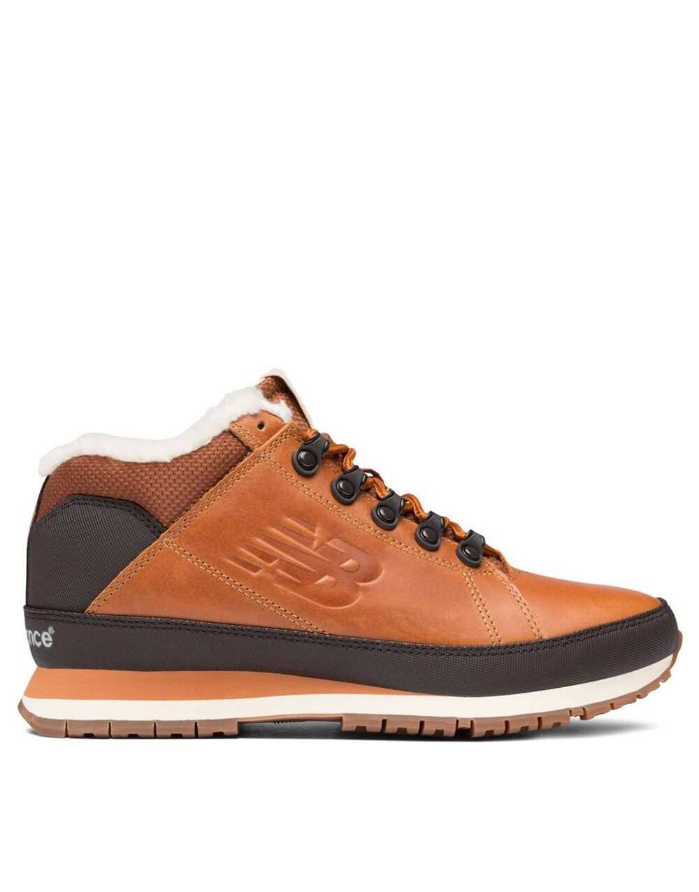 

Кроссовки New Balance 754 коричневого и черного цвета.