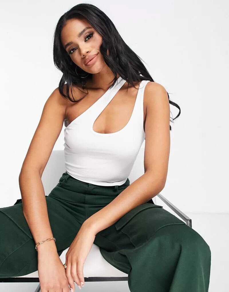 

Белый укороченный асимметричный топ с бретелями и вырезом ASOS